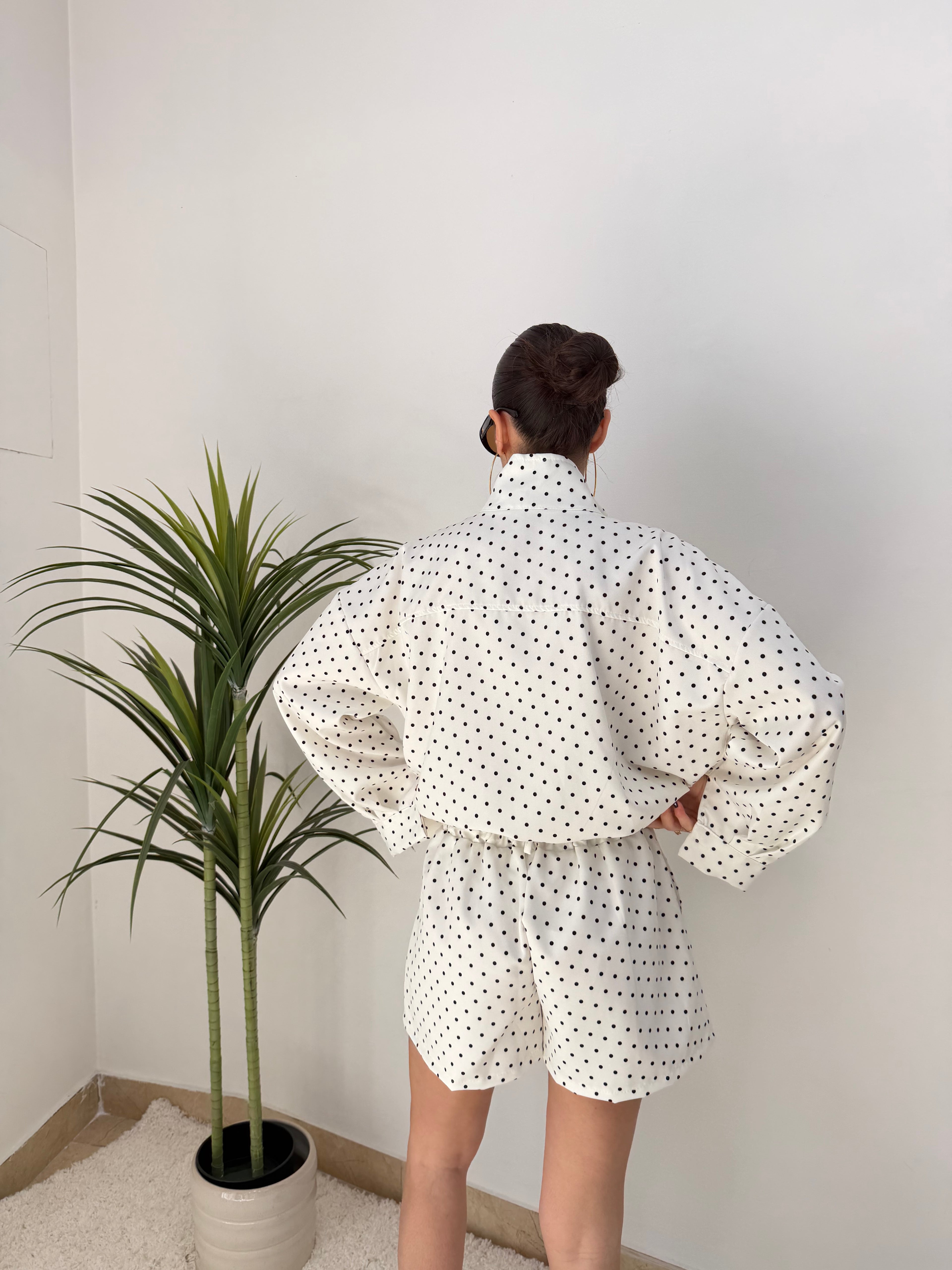 Coordinato pois con giacca crop a zip e shorts