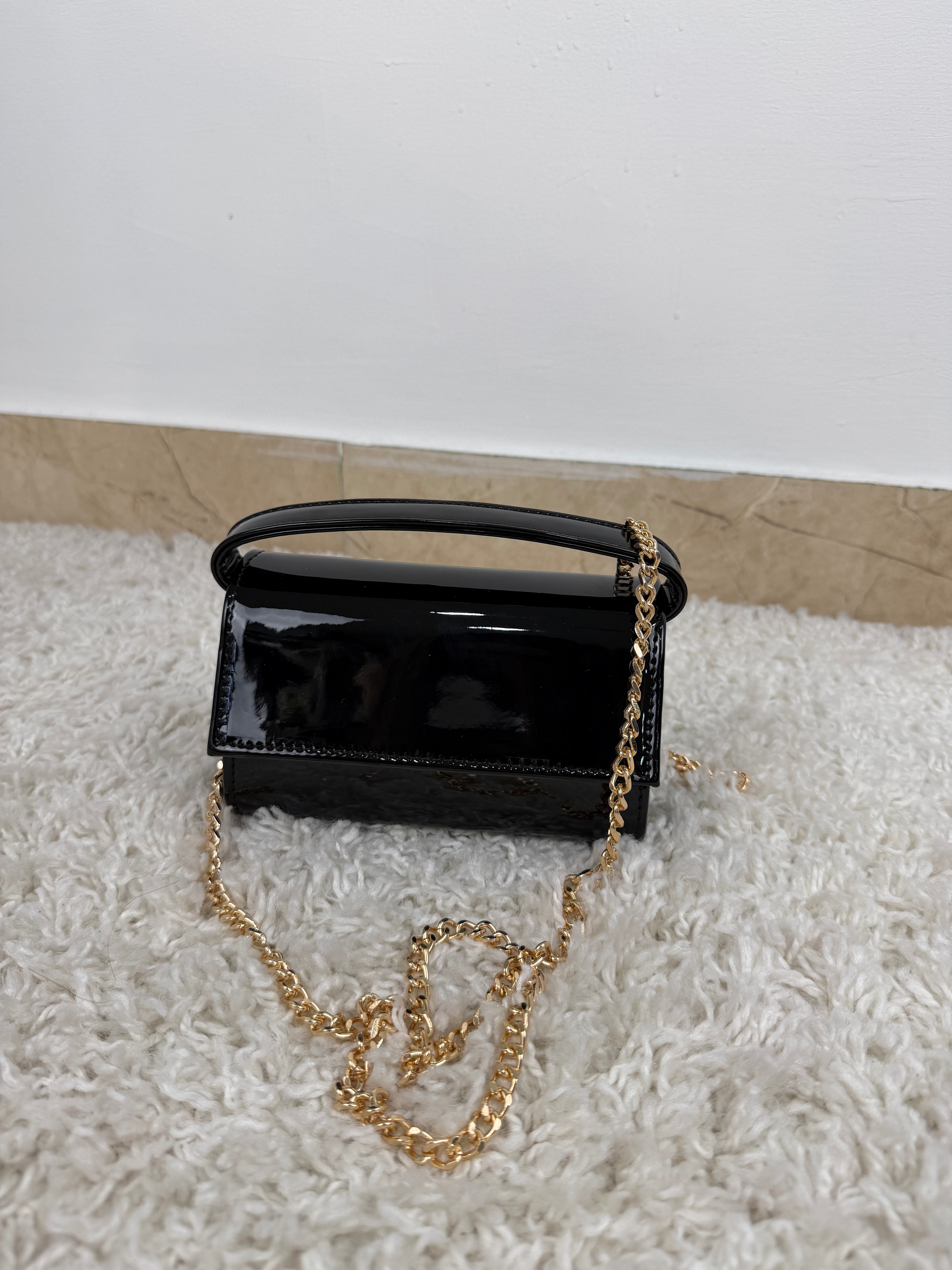 Mini Bag in Vernice con Manico Rigido e Catena Gold
