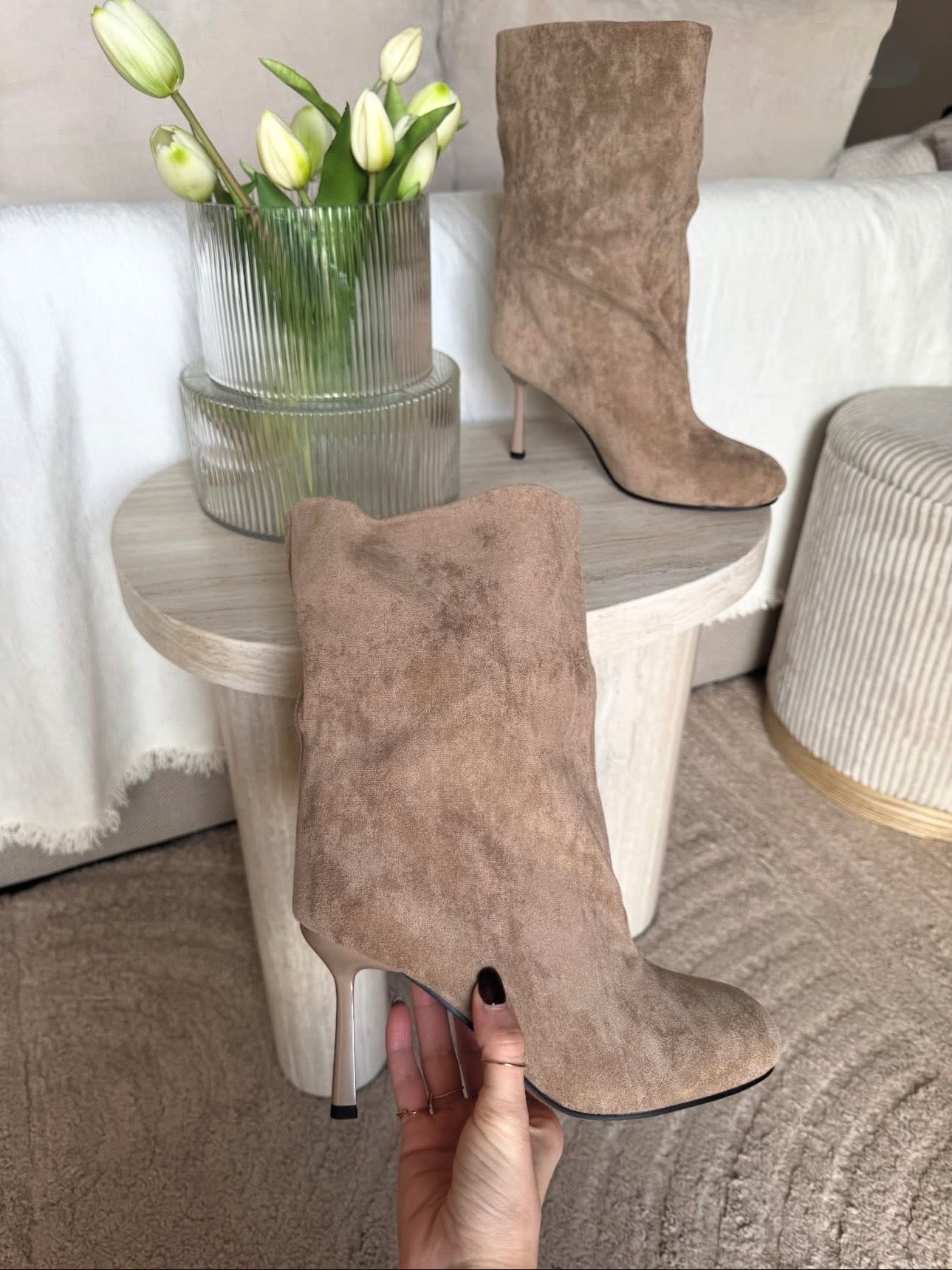 Stivale  beige con tacco a spillo punta rotonda