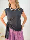 Maglia Top con nodo laterale e dettagli in pizzo