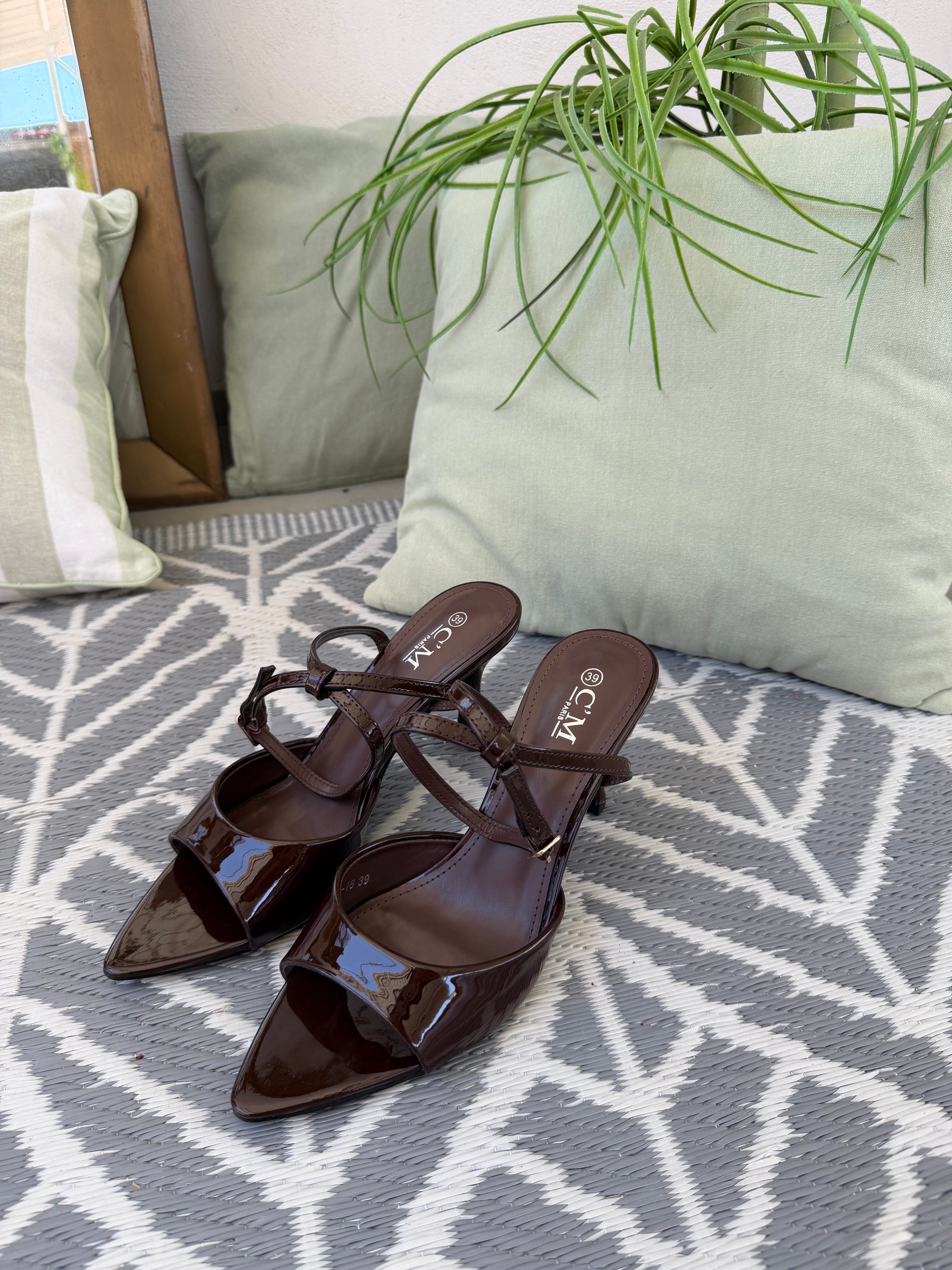 Slingback verniciate e tacco basso