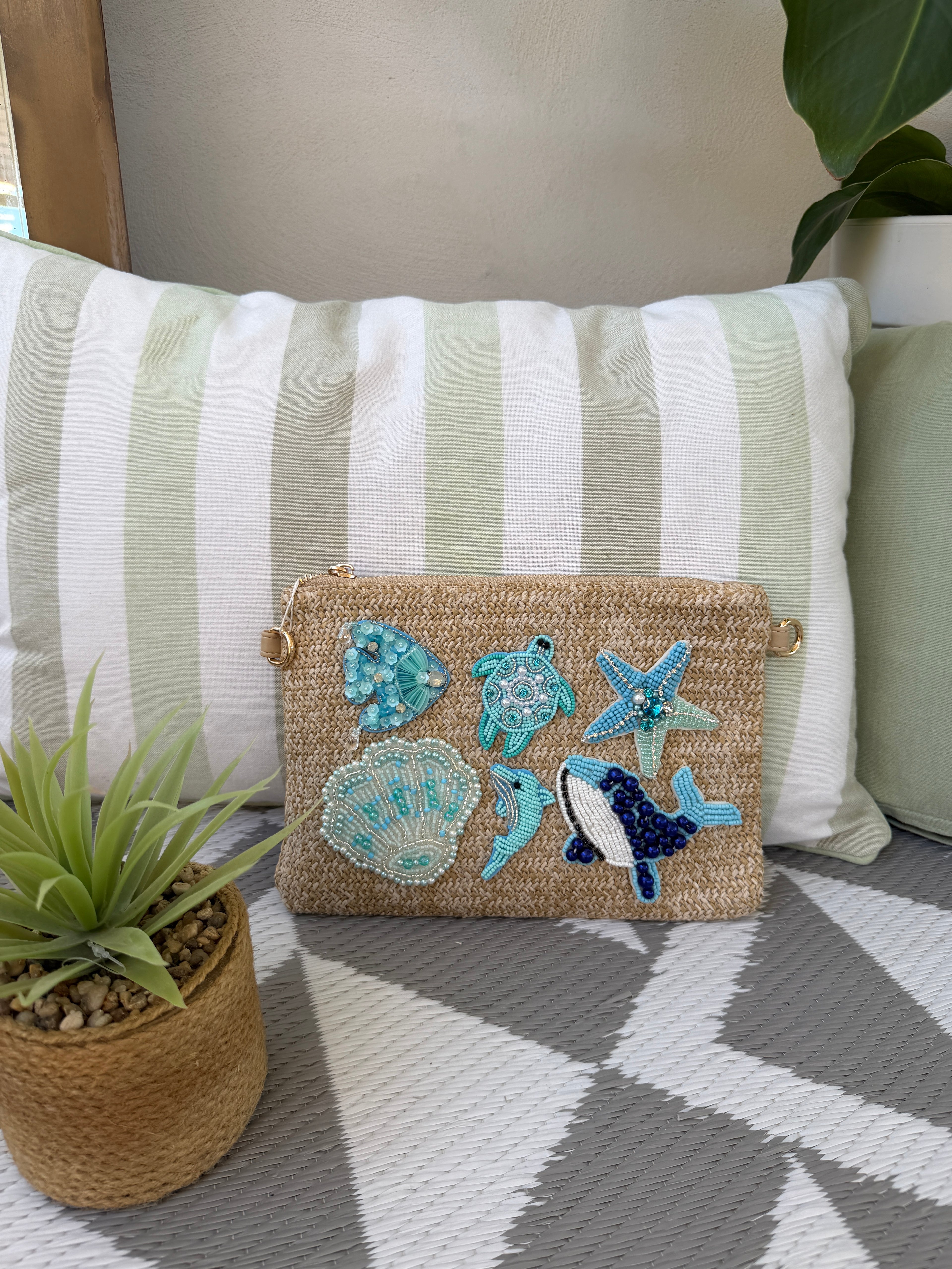 Pochette intrecciata con applicazioni decorative