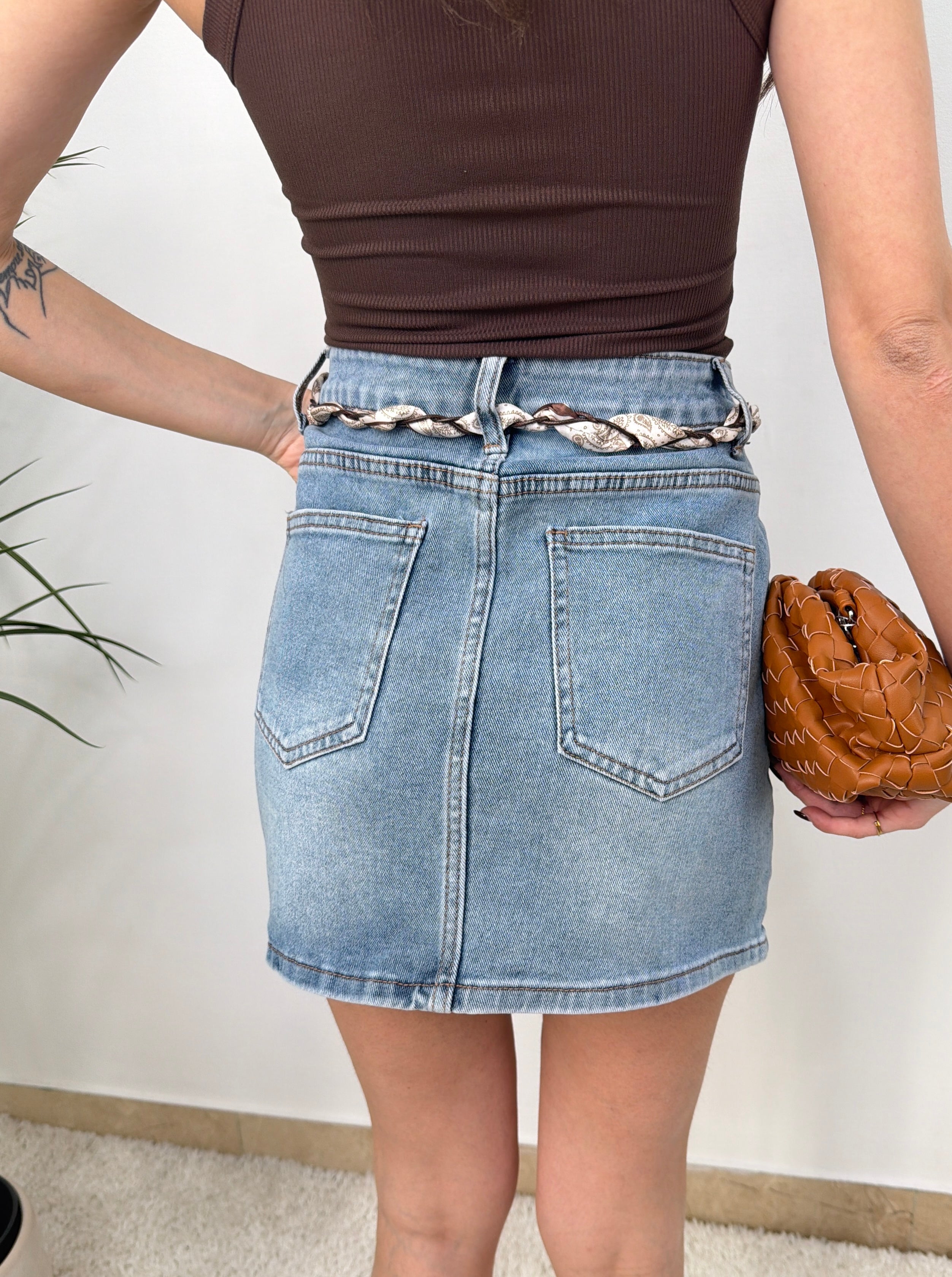 Gonna mini in denim con foulard decorativo