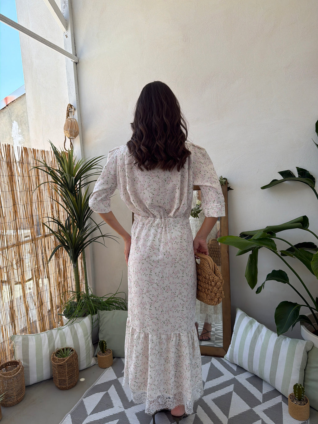 Abito midi floreale con scollo profondo, e dettagli in pizzo