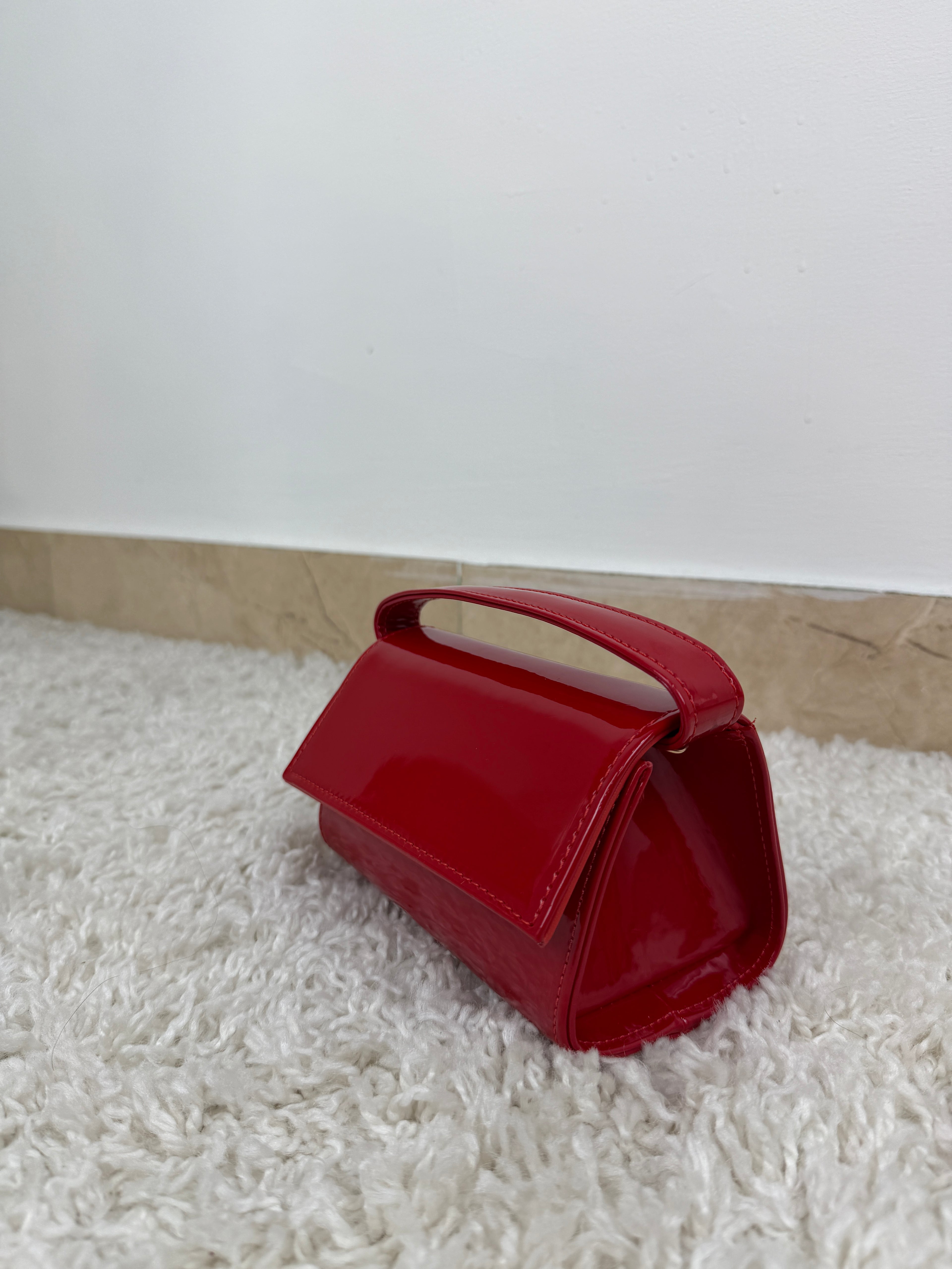 Mini Bag in Vernice con Manico Rigido e Catena Gold