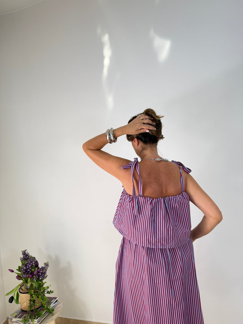 Abito midi a righe con spalline regolabili
