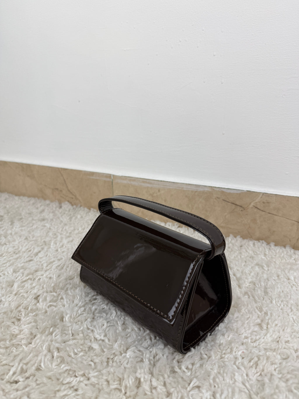 Mini Bag in Vernice con Manico Rigido e Catena Gold