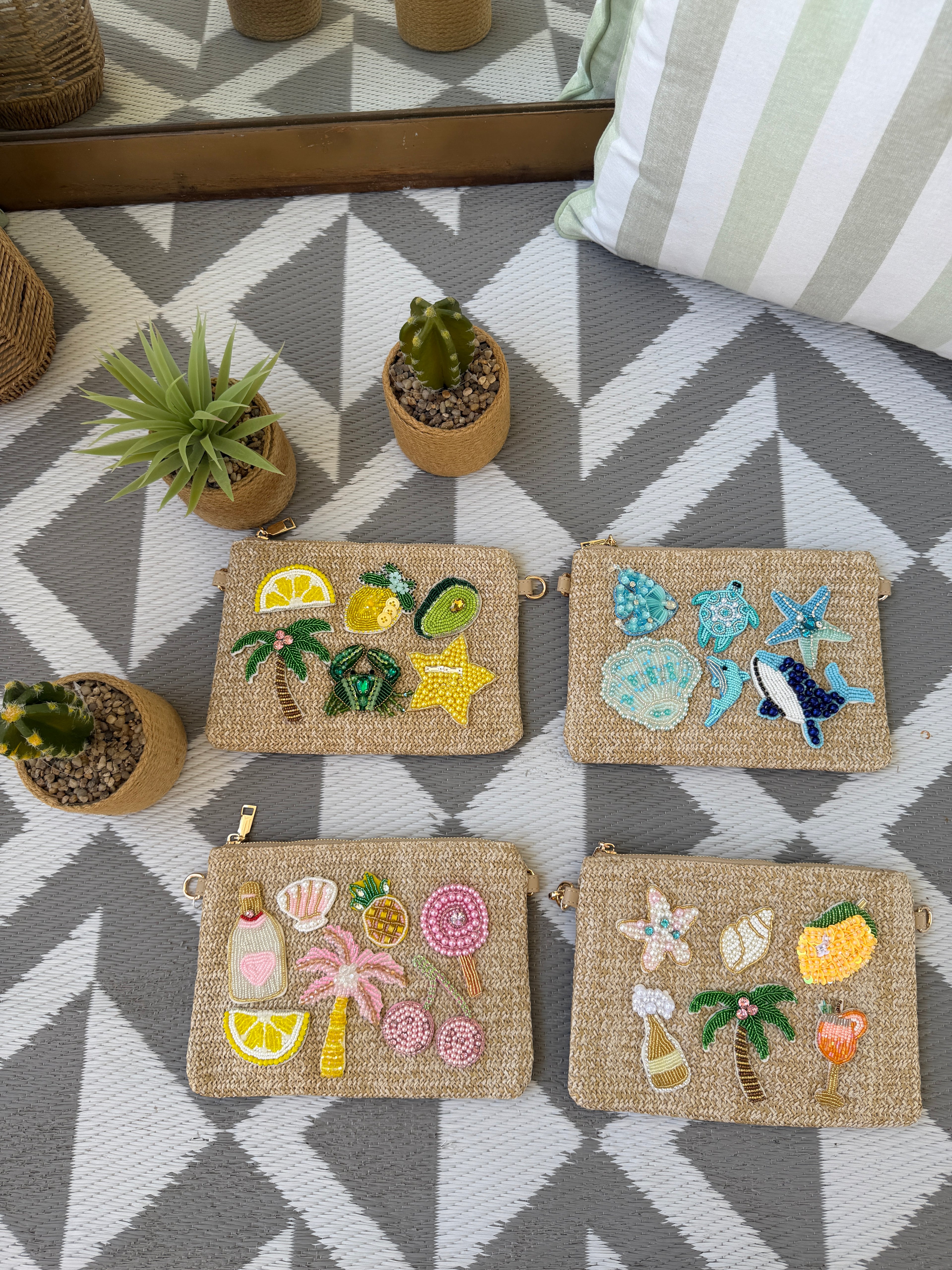 Pochette intrecciata con applicazioni decorative