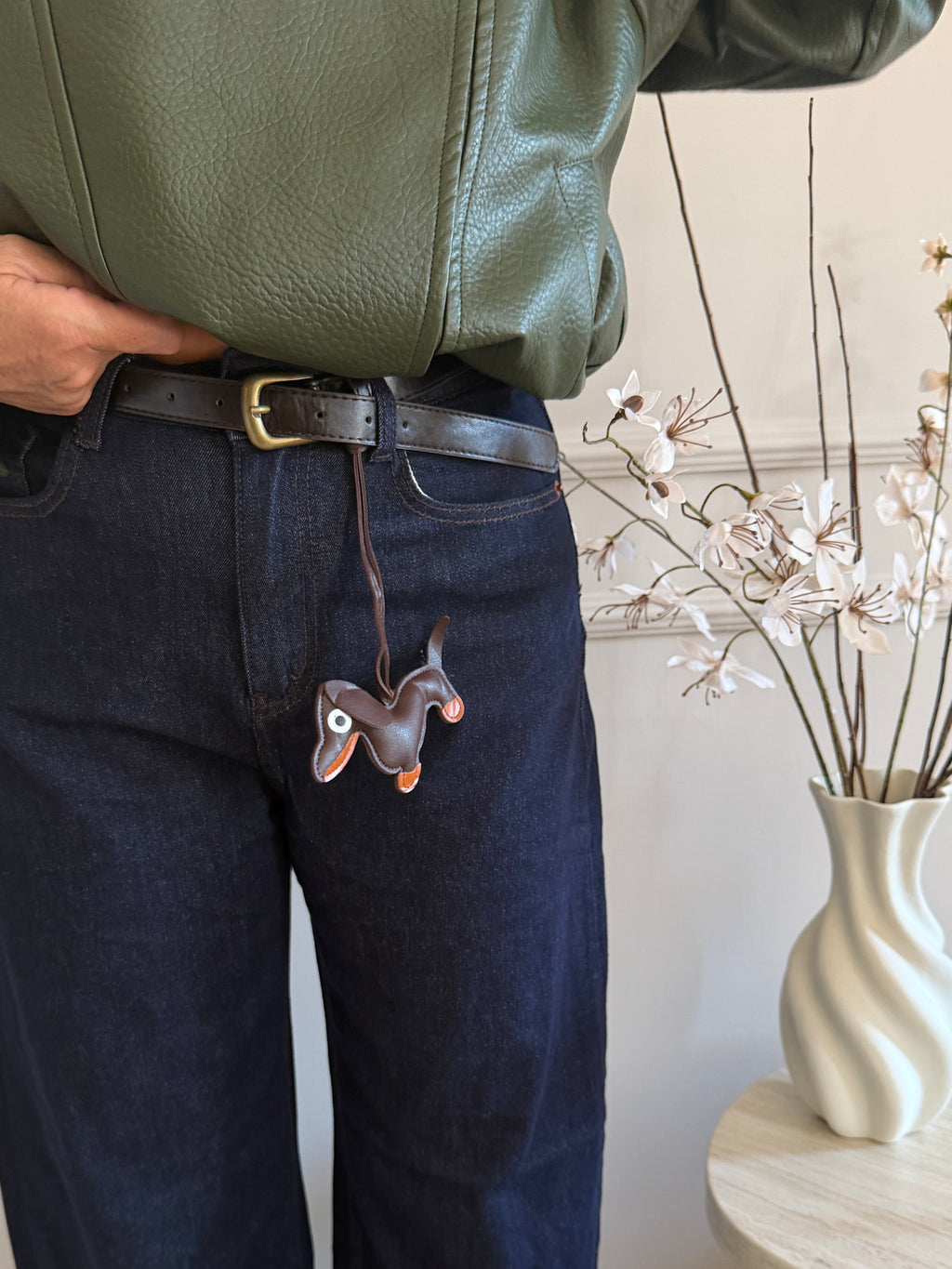 Jeans Wide Leg con Cintura e Applicazione Decorativa