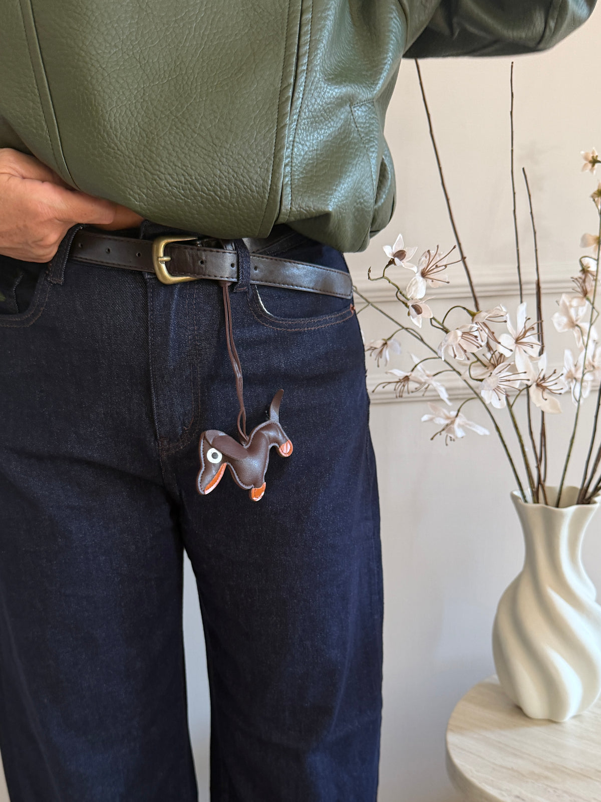 Jeans Wide Leg con Cintura e Applicazione Decorativa