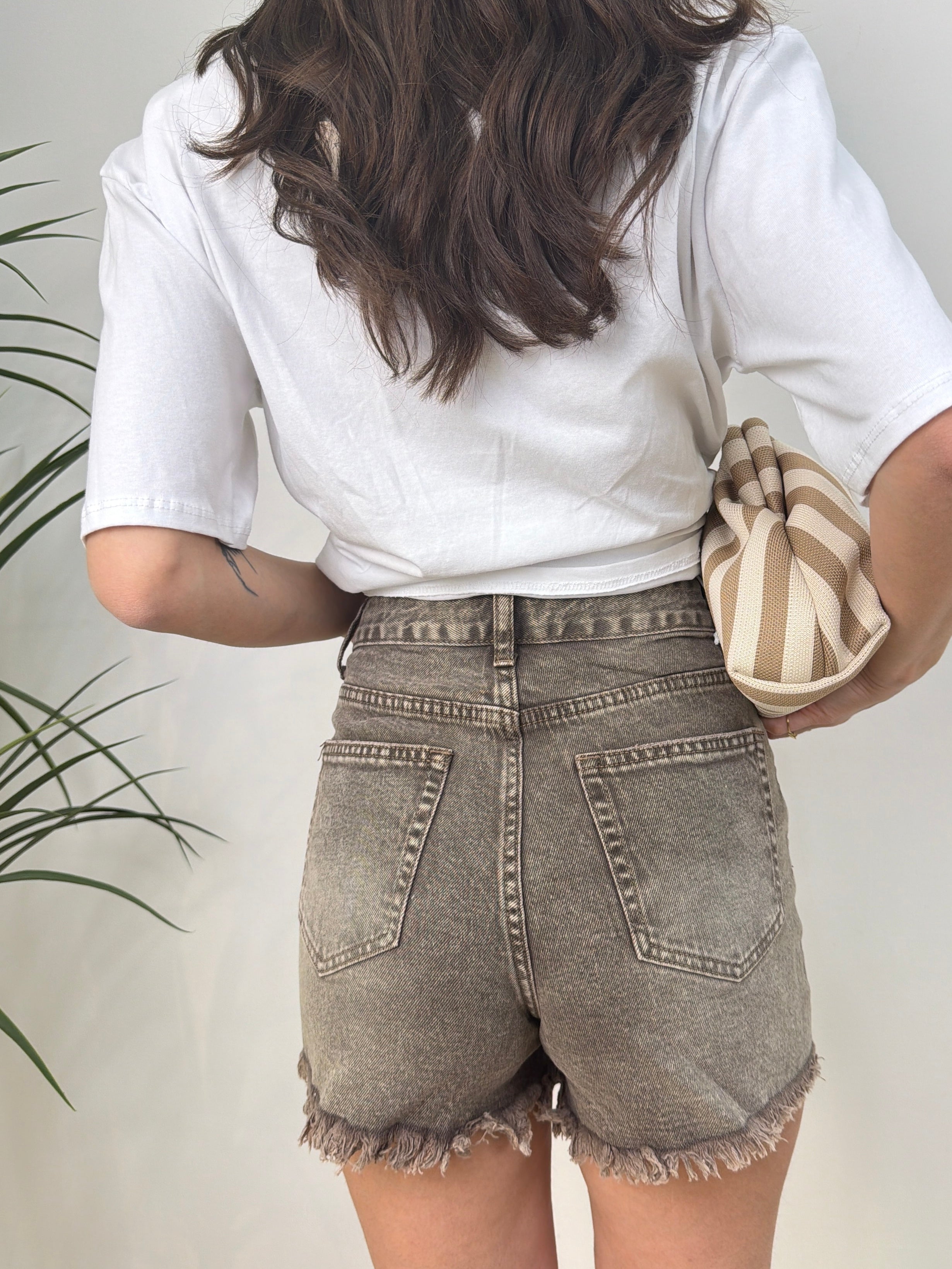 Shorts in denim  effetto slavato con fondo sfrangiato