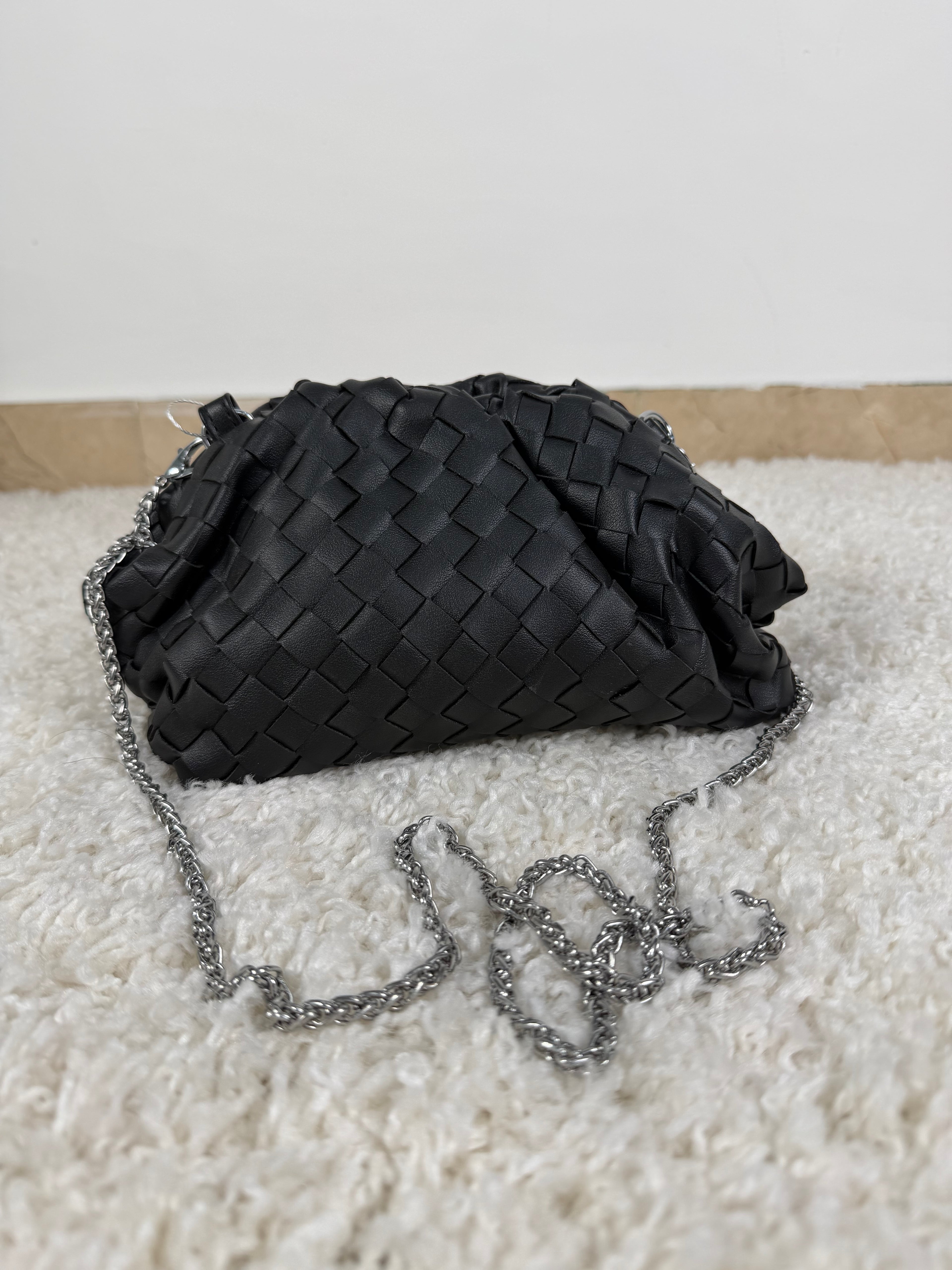 Borsa clutch intrecciata  con catena