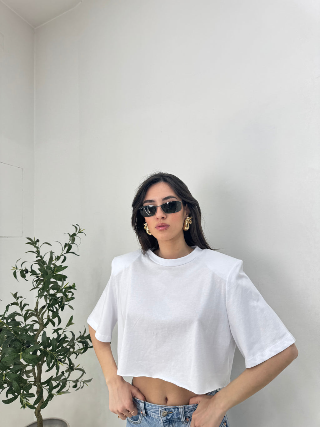 T-shirt crop con spalle strutturate