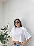 T-shirt crop con spalle strutturate
