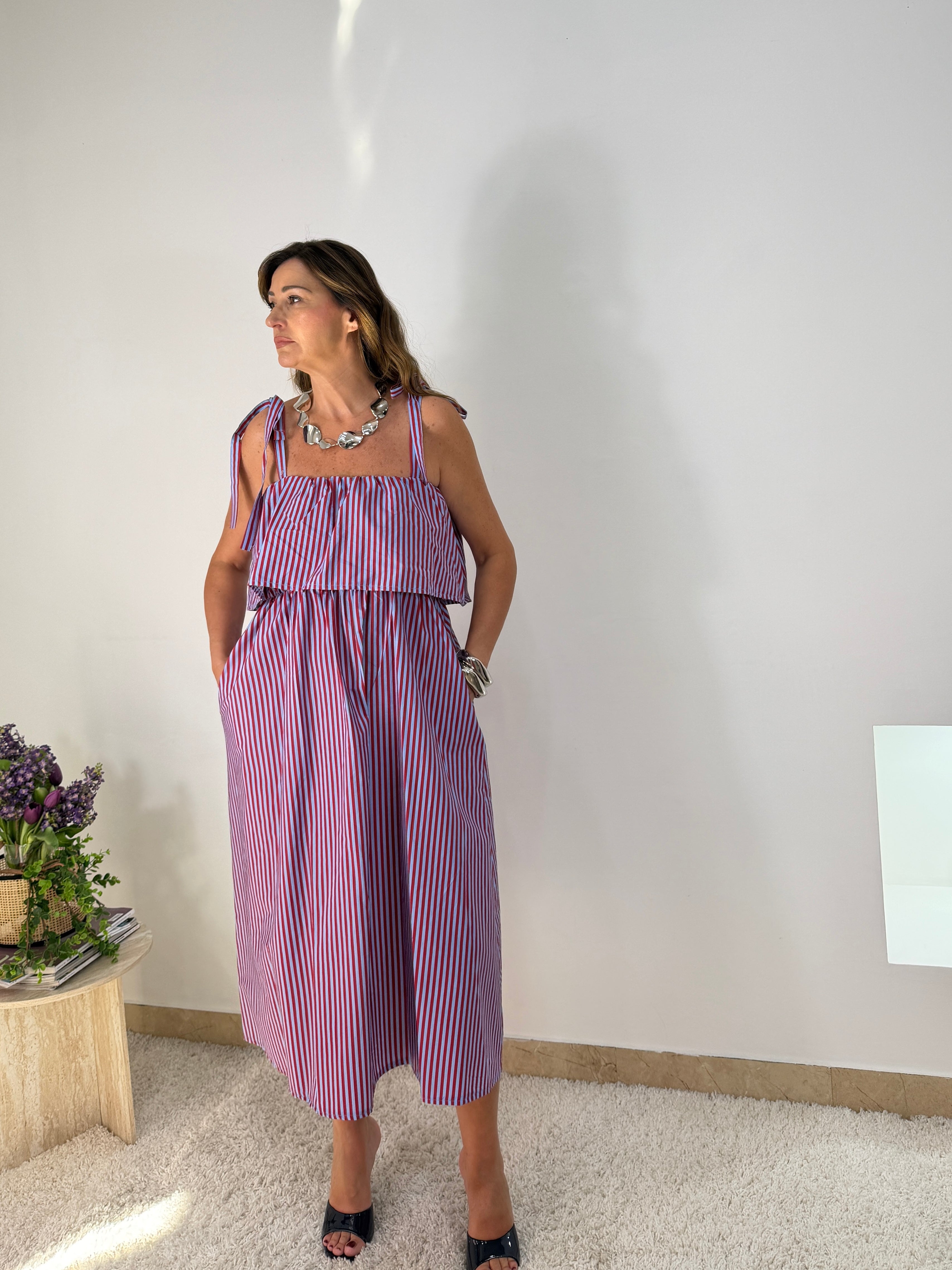 Abito midi a righe con spalline regolabili