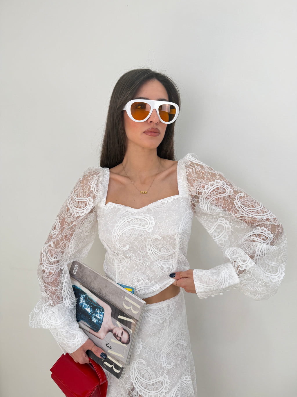 Completo in pizzo bianco con gonna asimmetrica