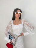 Completo in pizzo bianco con gonna asimmetrica