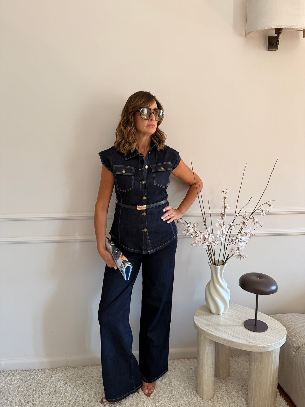Coordinato in denim con camicia smanicata e pantalone