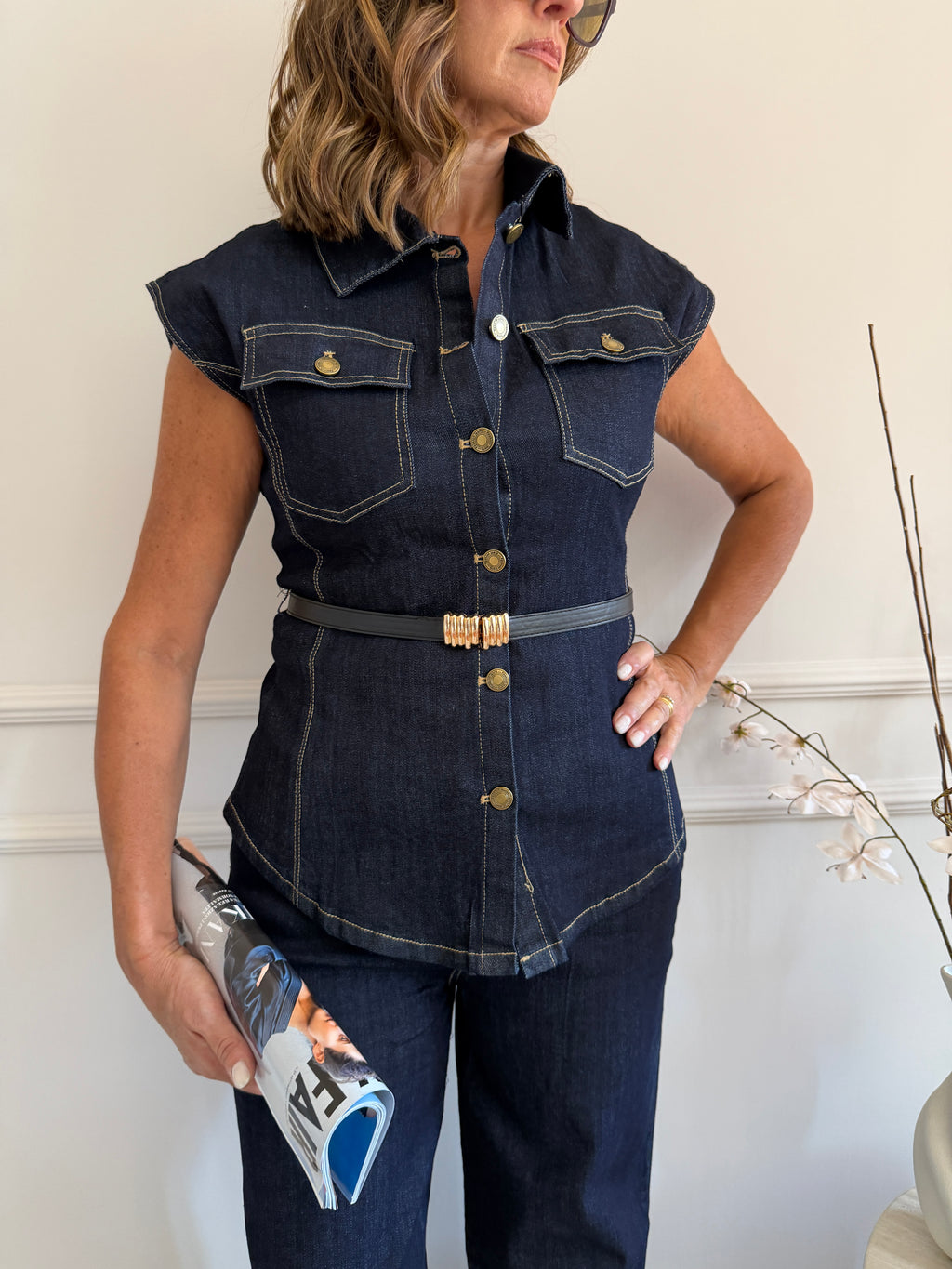 Coordinato in denim con camicia smanicata e pantalone