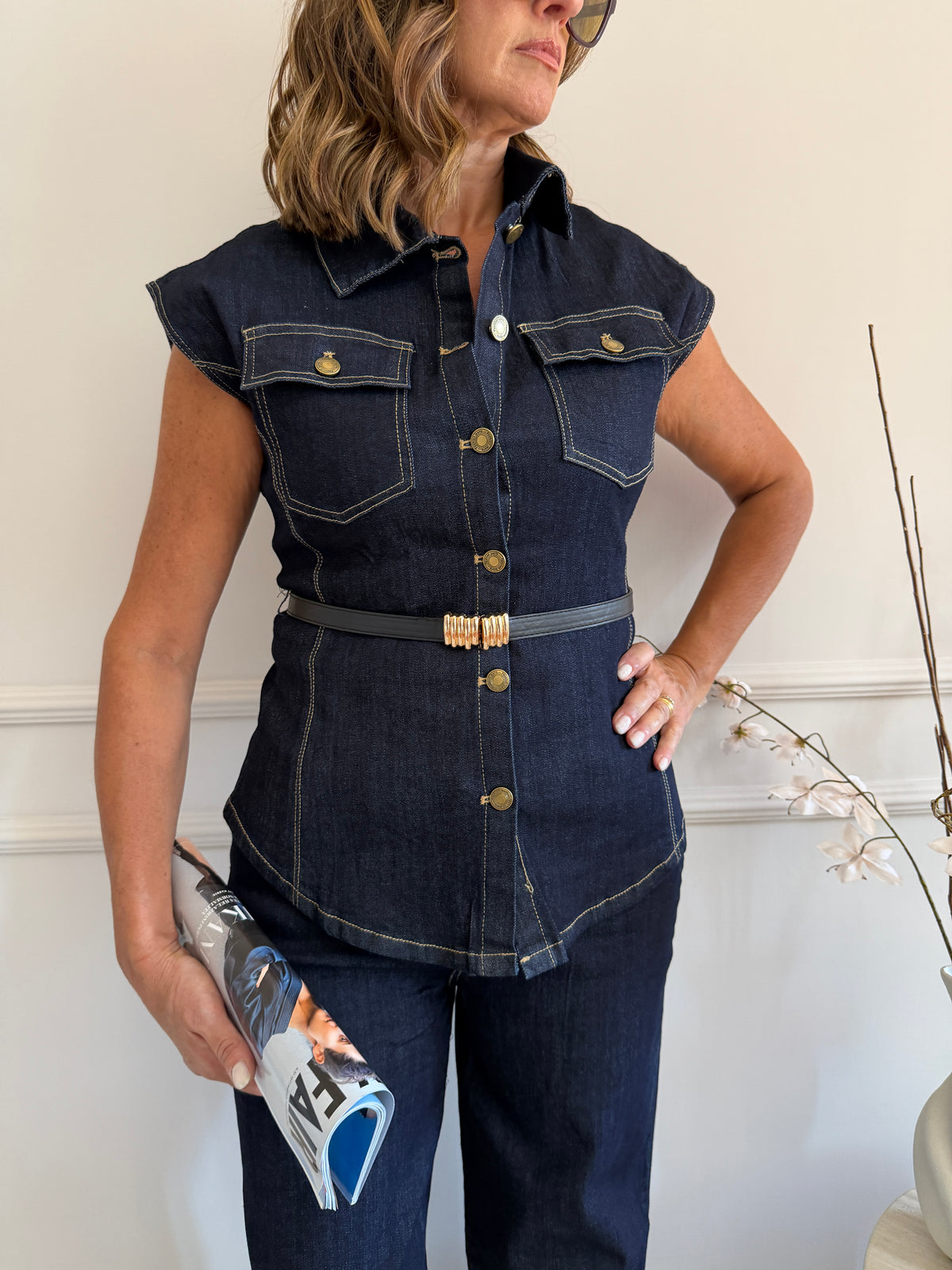 Coordinato in denim con camicia smanicata e pantalone