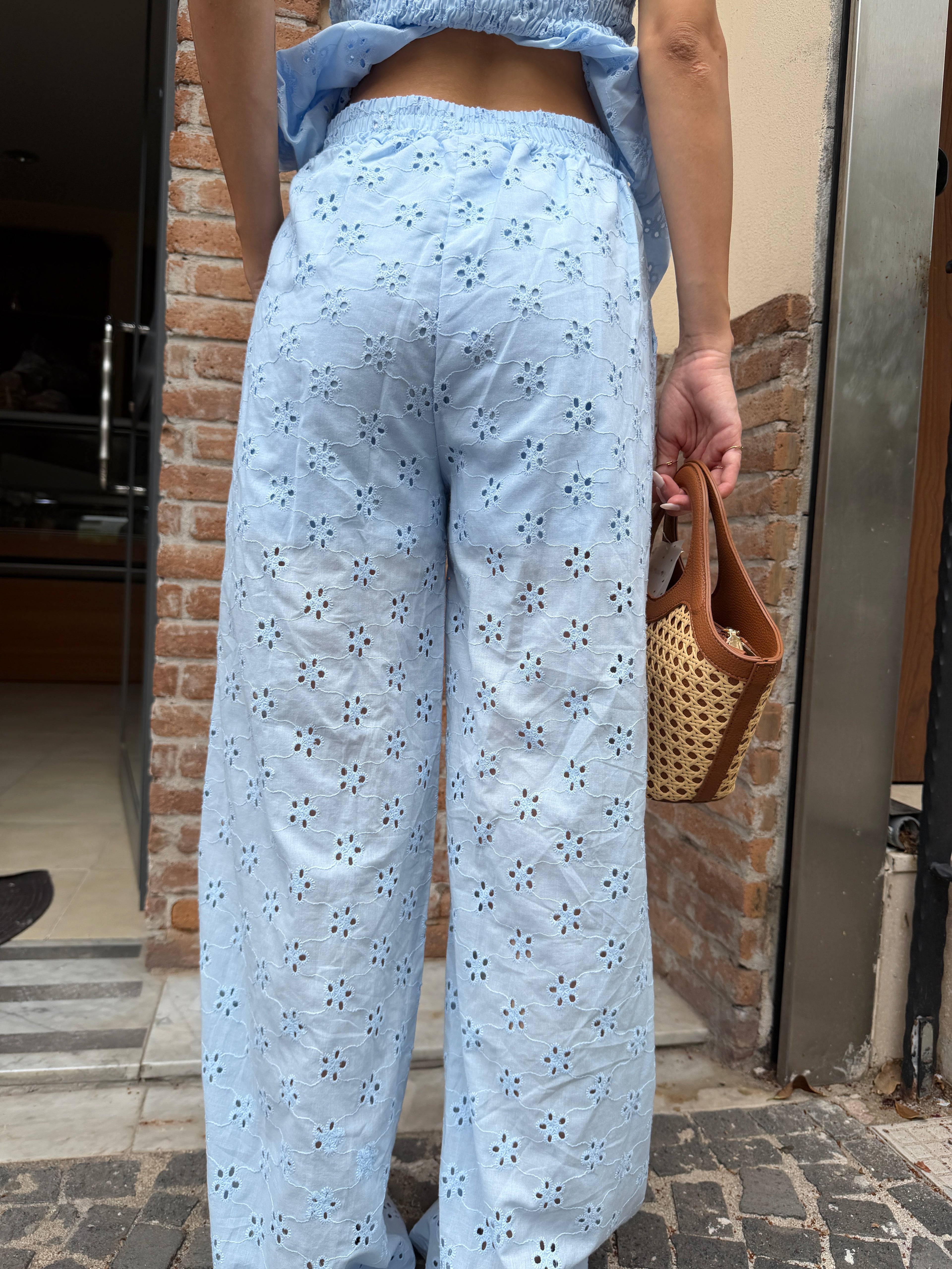 Completo sangallo con top a fascia e pantalone palazzo
