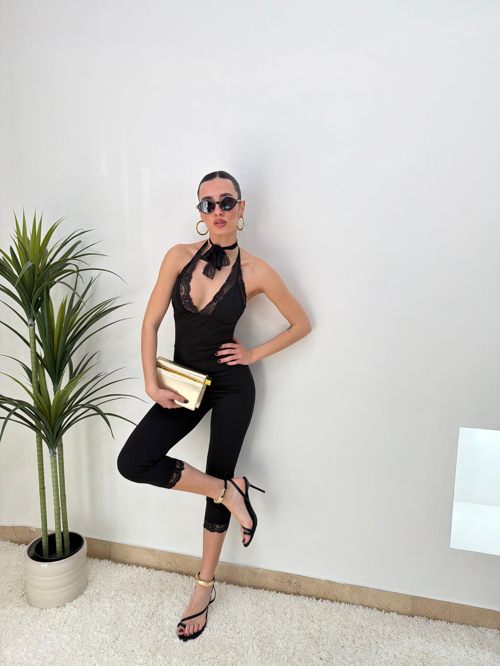 Jumpsuit nera con pizzo e scollo