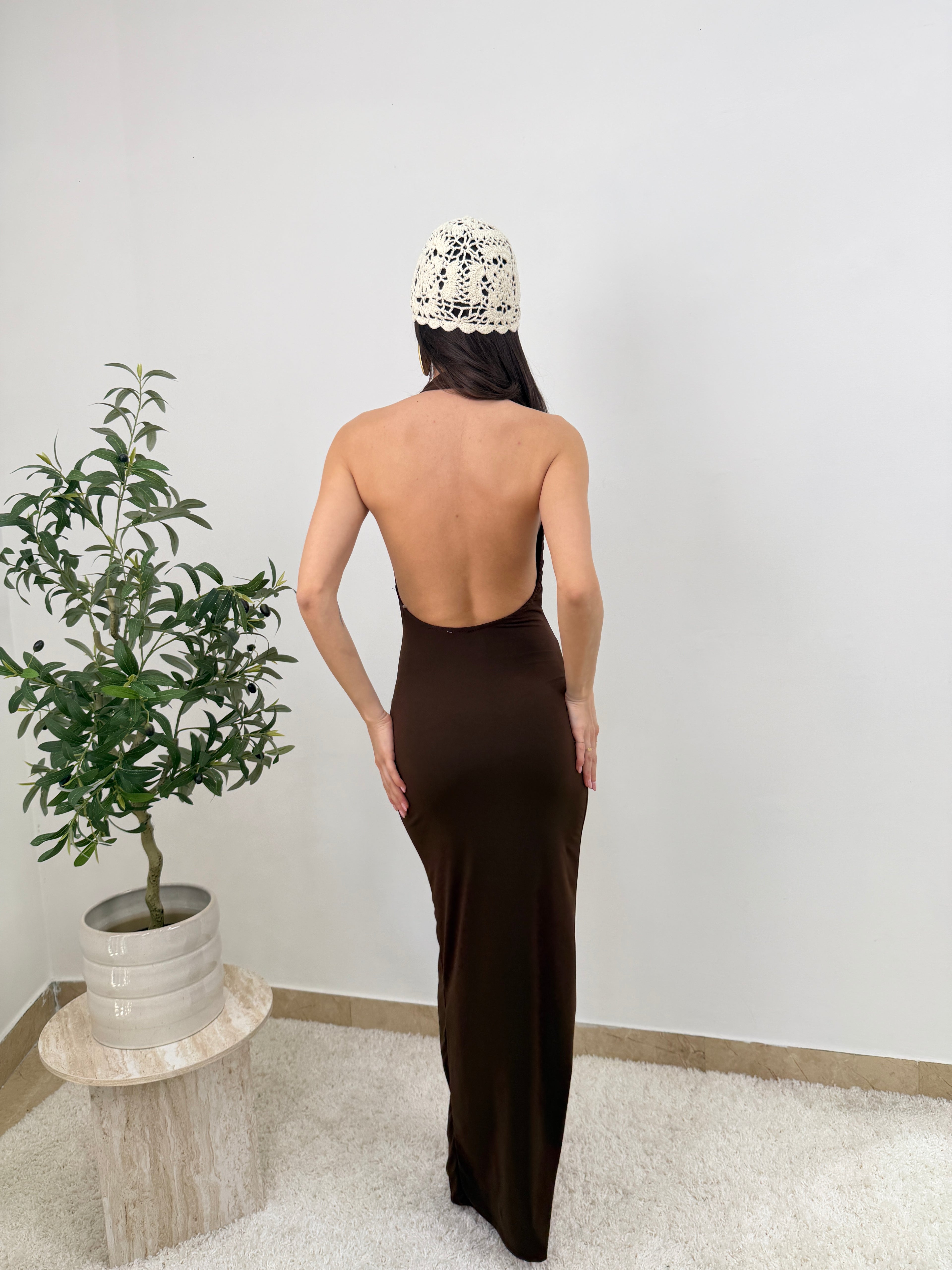Abito lungo halter con scollo profondo
