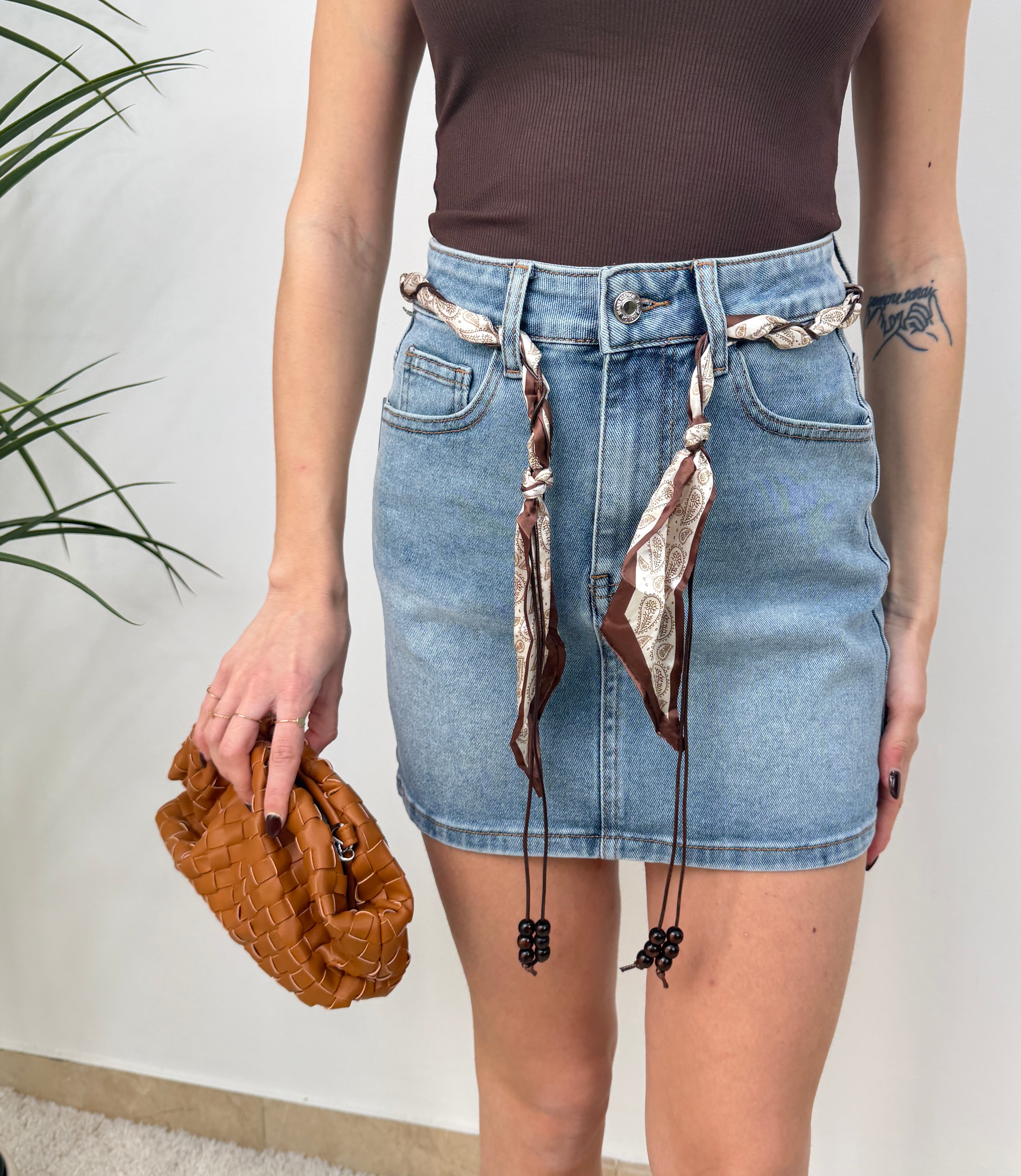 Gonna mini in denim con foulard decorativo