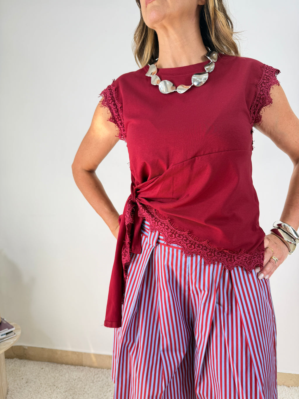 Maglia Top con nodo laterale e dettagli in pizzo