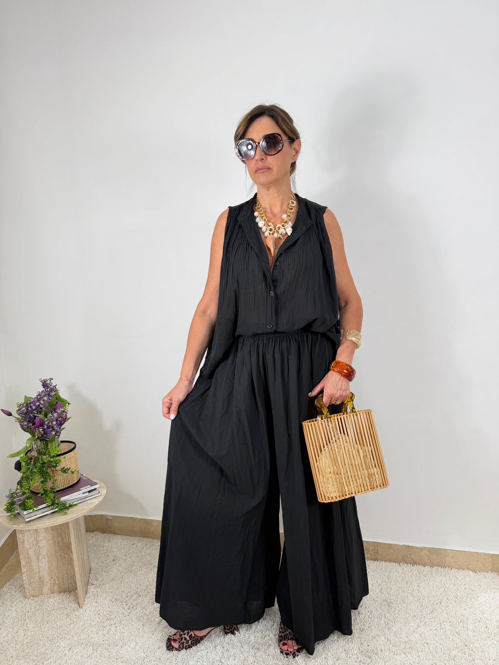 Completo due pezzi con camicia smanicata e pantalone palazzo