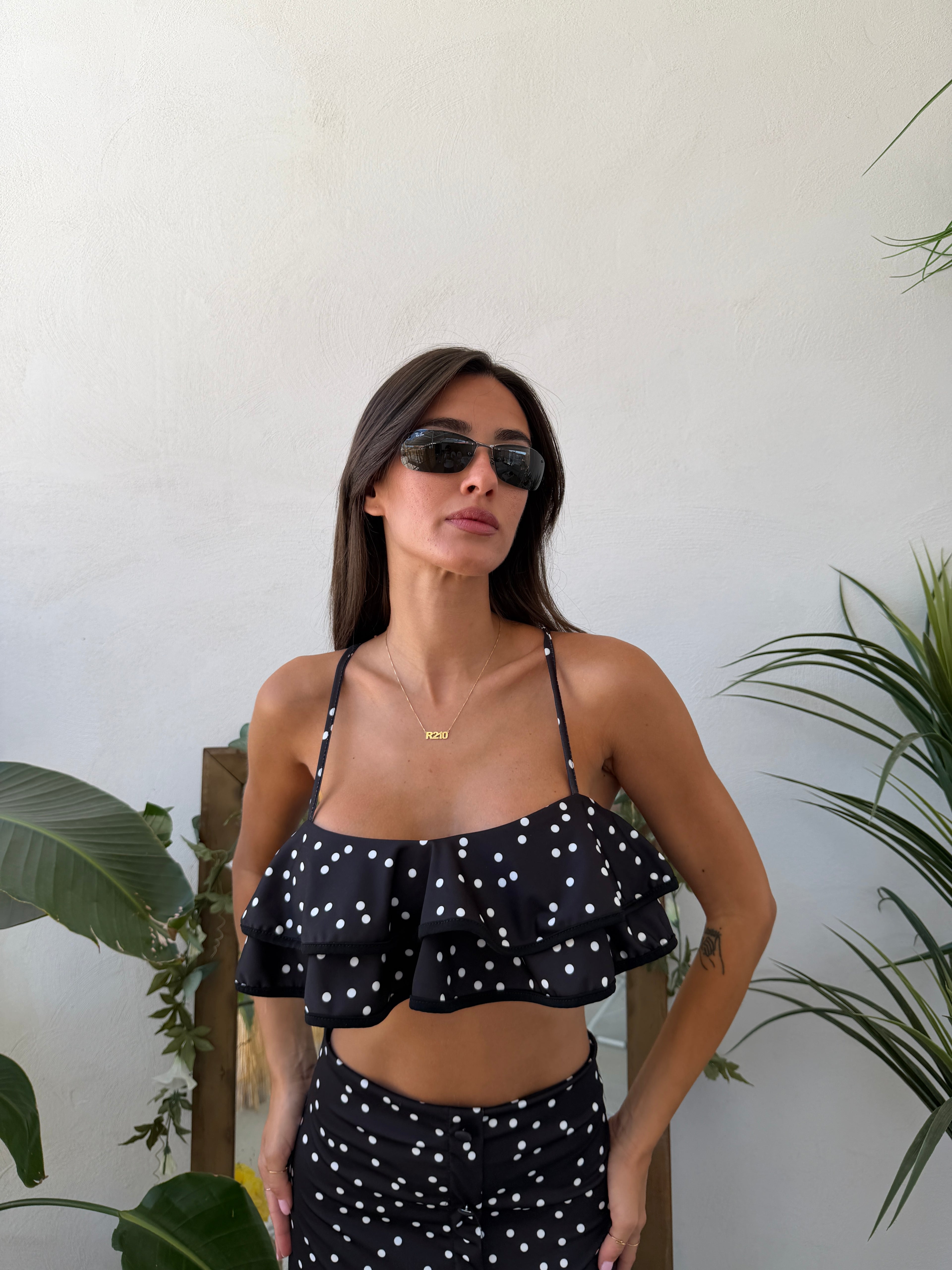 Coordinato con top a balze e gonna lunga a pois