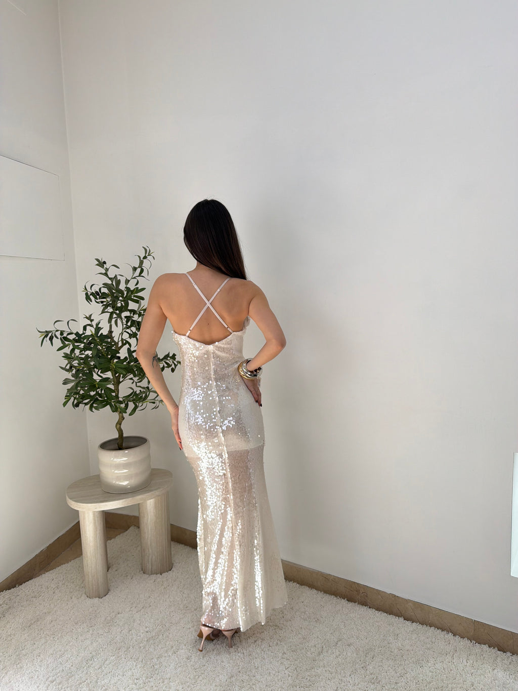 Abito lungo paillettes con scollo profondo