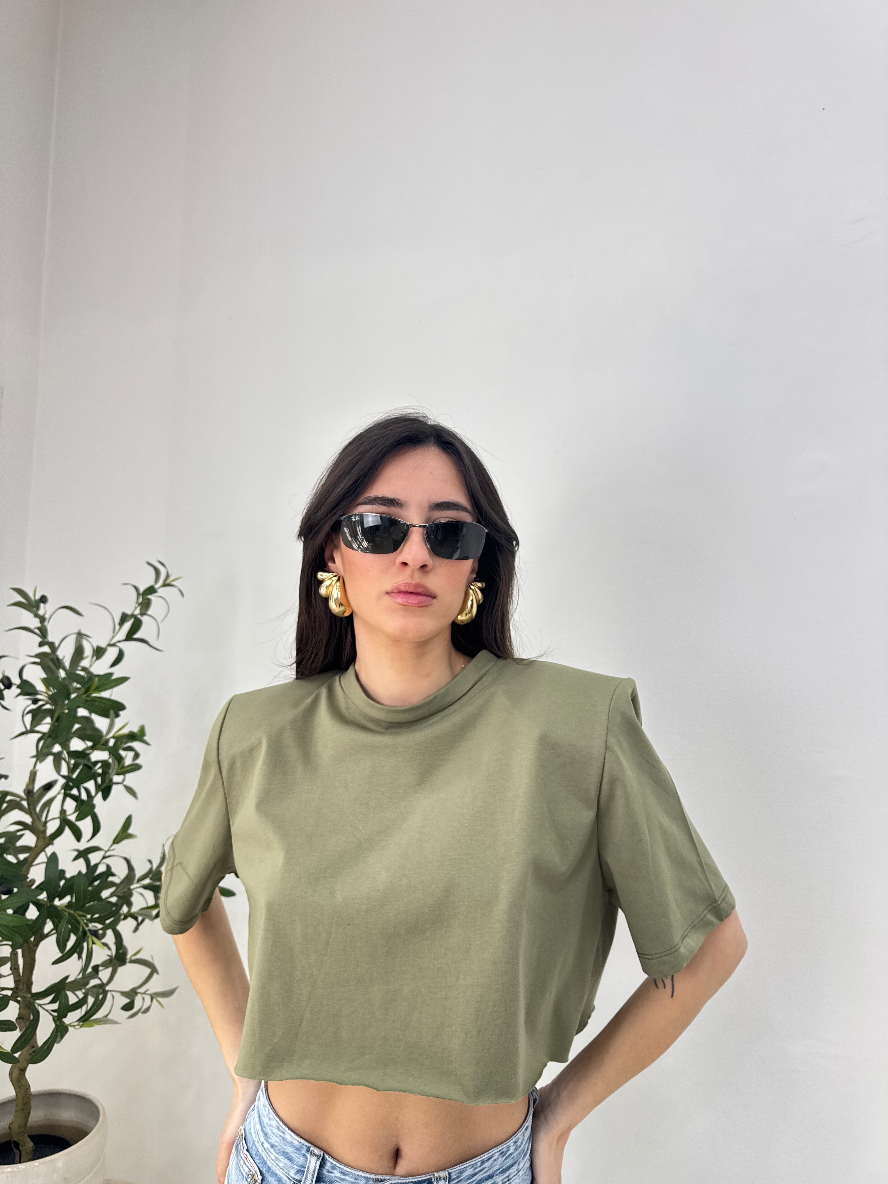 T-shirt crop con spalle strutturate