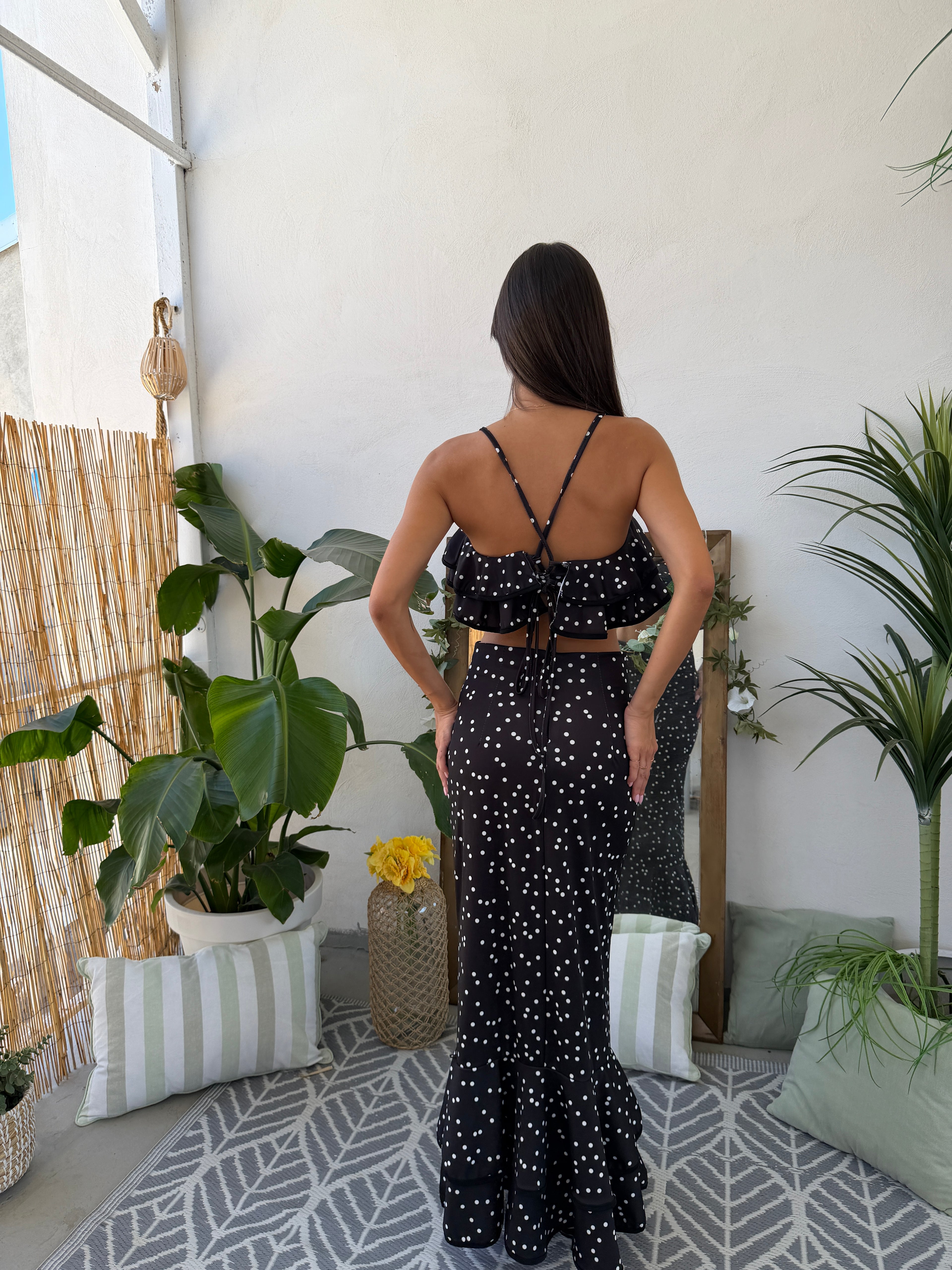 Coordinato con top a balze e gonna lunga a pois