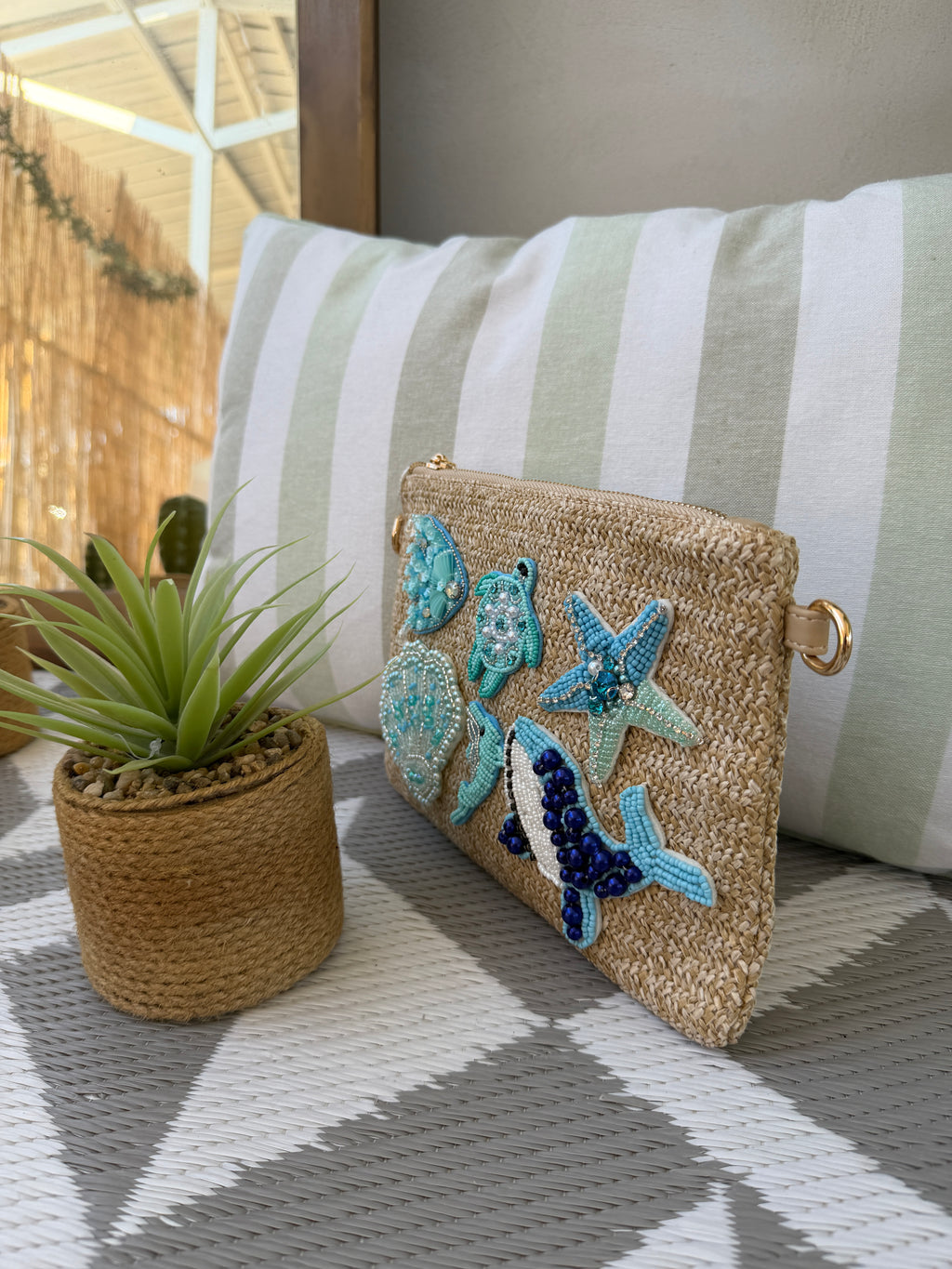 Pochette intrecciata con applicazioni decorative
