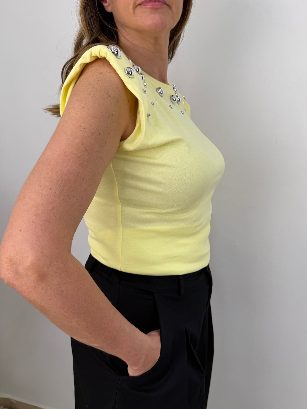 Shirt con Spalline Imbottite e Applicazioni Gioiello
