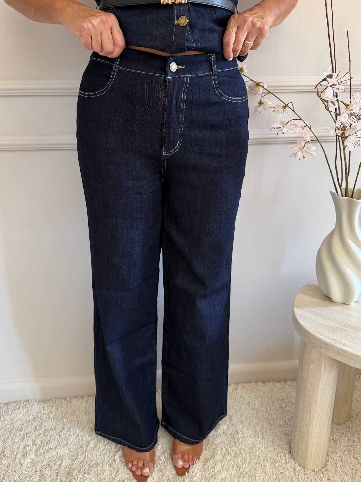 Coordinato in denim con camicia smanicata e pantalone