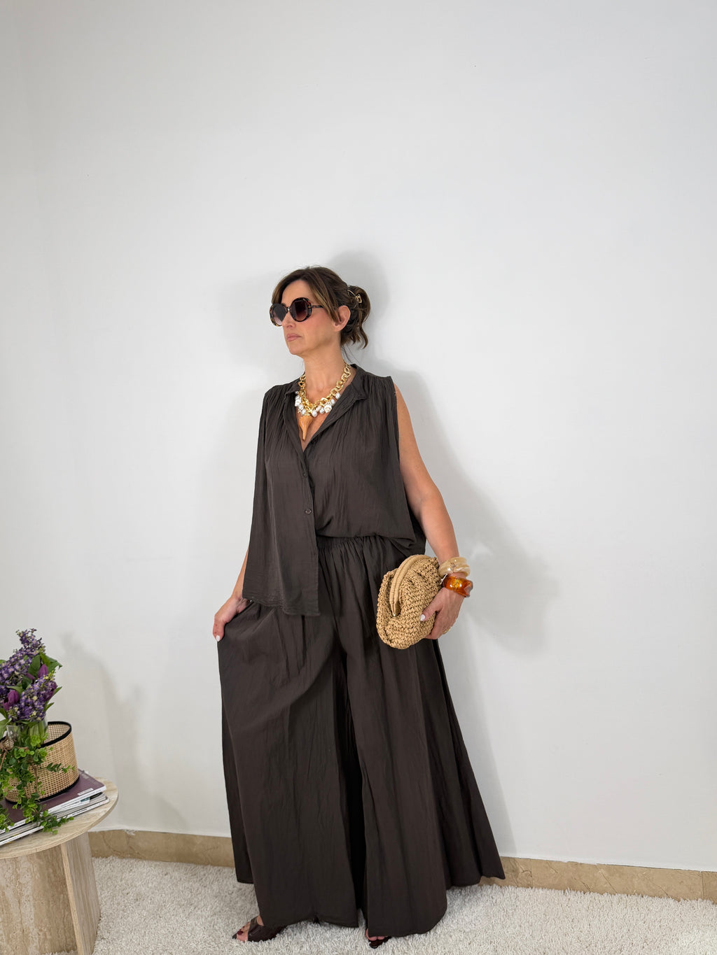 Completo due pezzi con camicia smanicata e pantalone palazzo