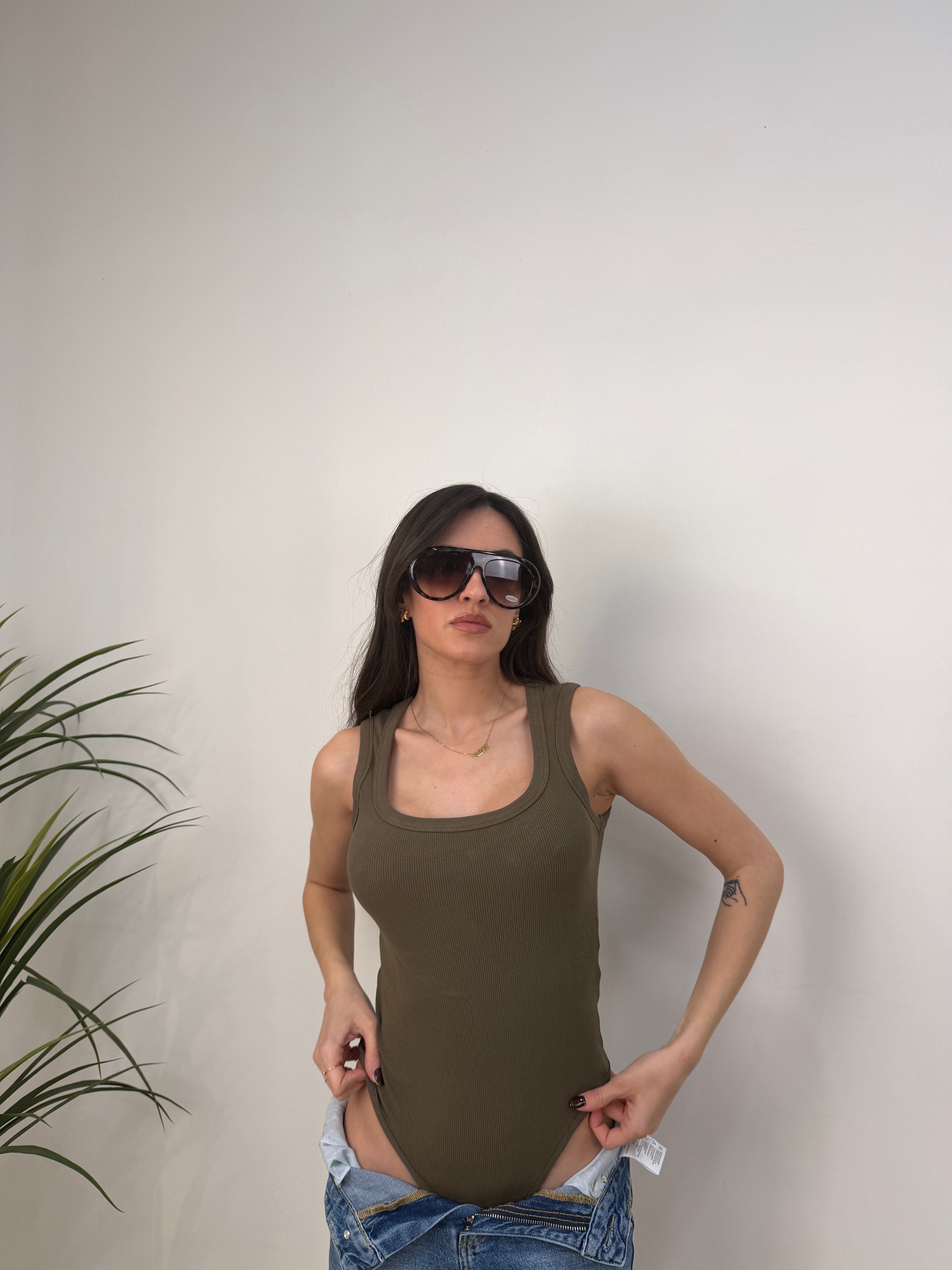 Body a costine con scollo ampio – basic fit