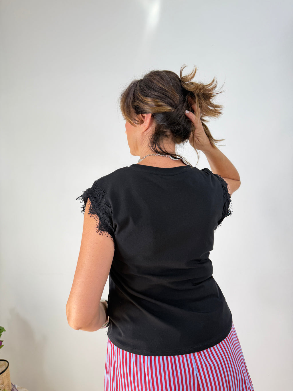 Maglia Top con nodo laterale e dettagli in pizzo