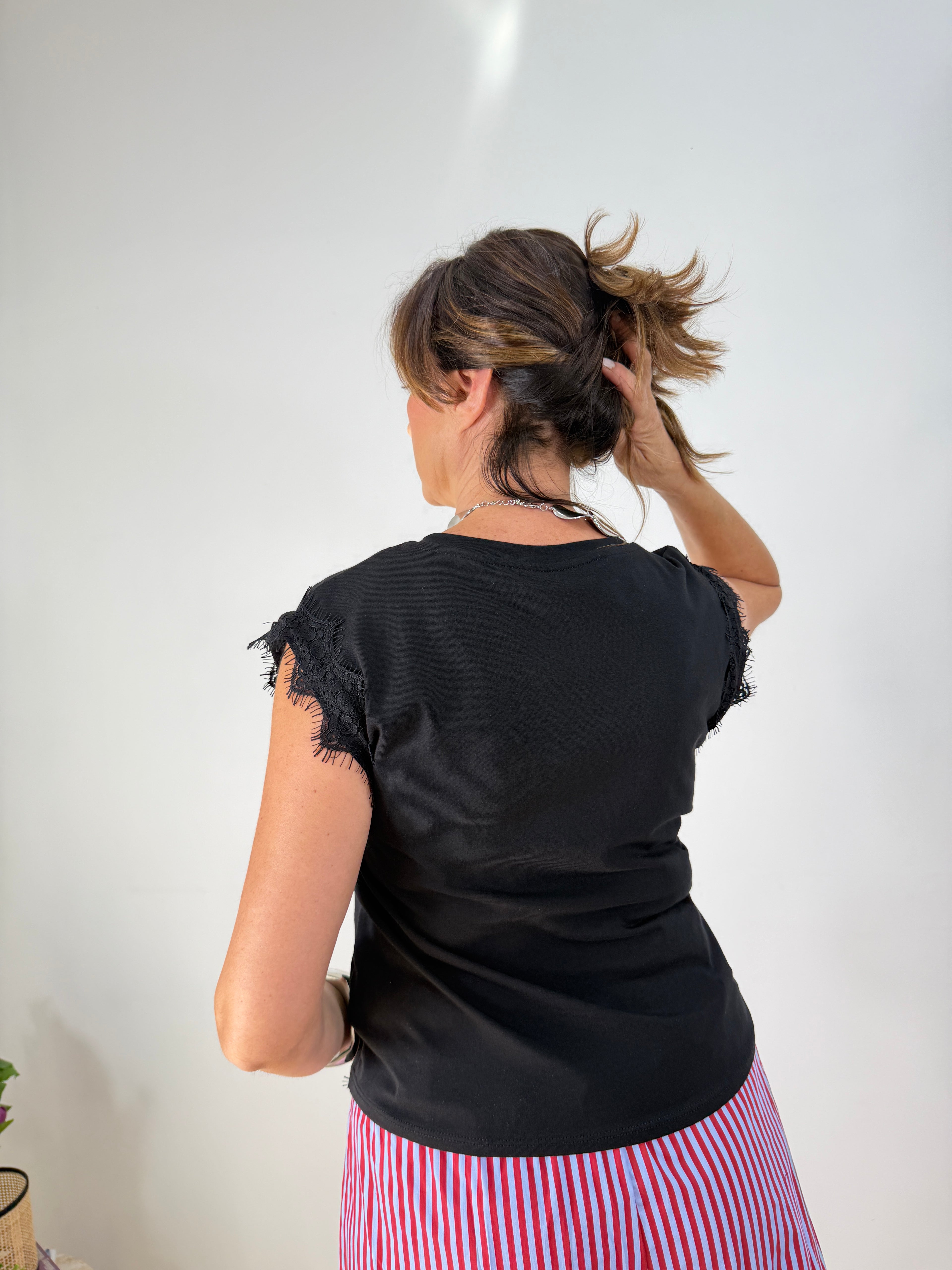 Maglia Top con nodo laterale e dettagli in pizzo