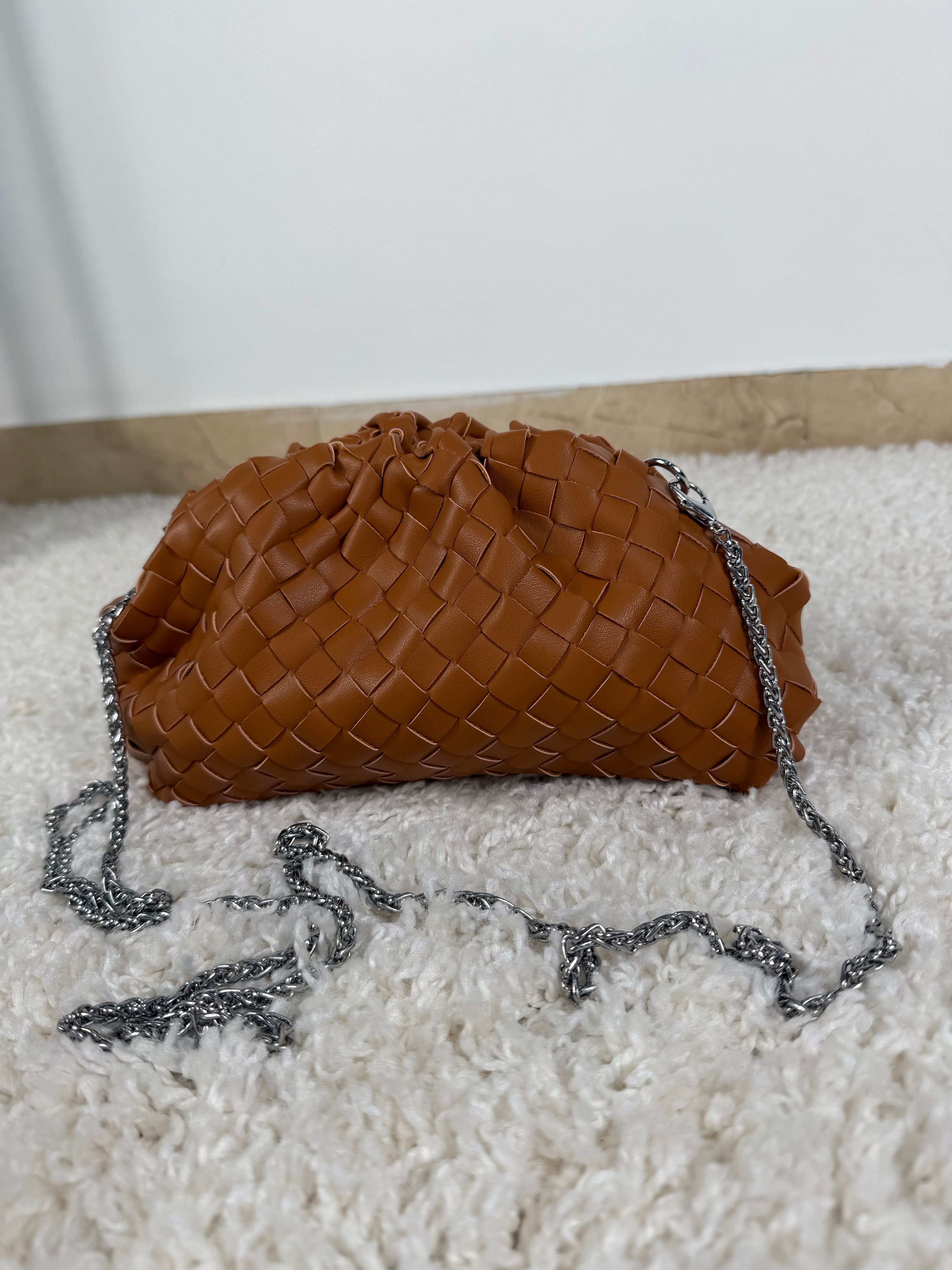 Borsa clutch intrecciata  con catena