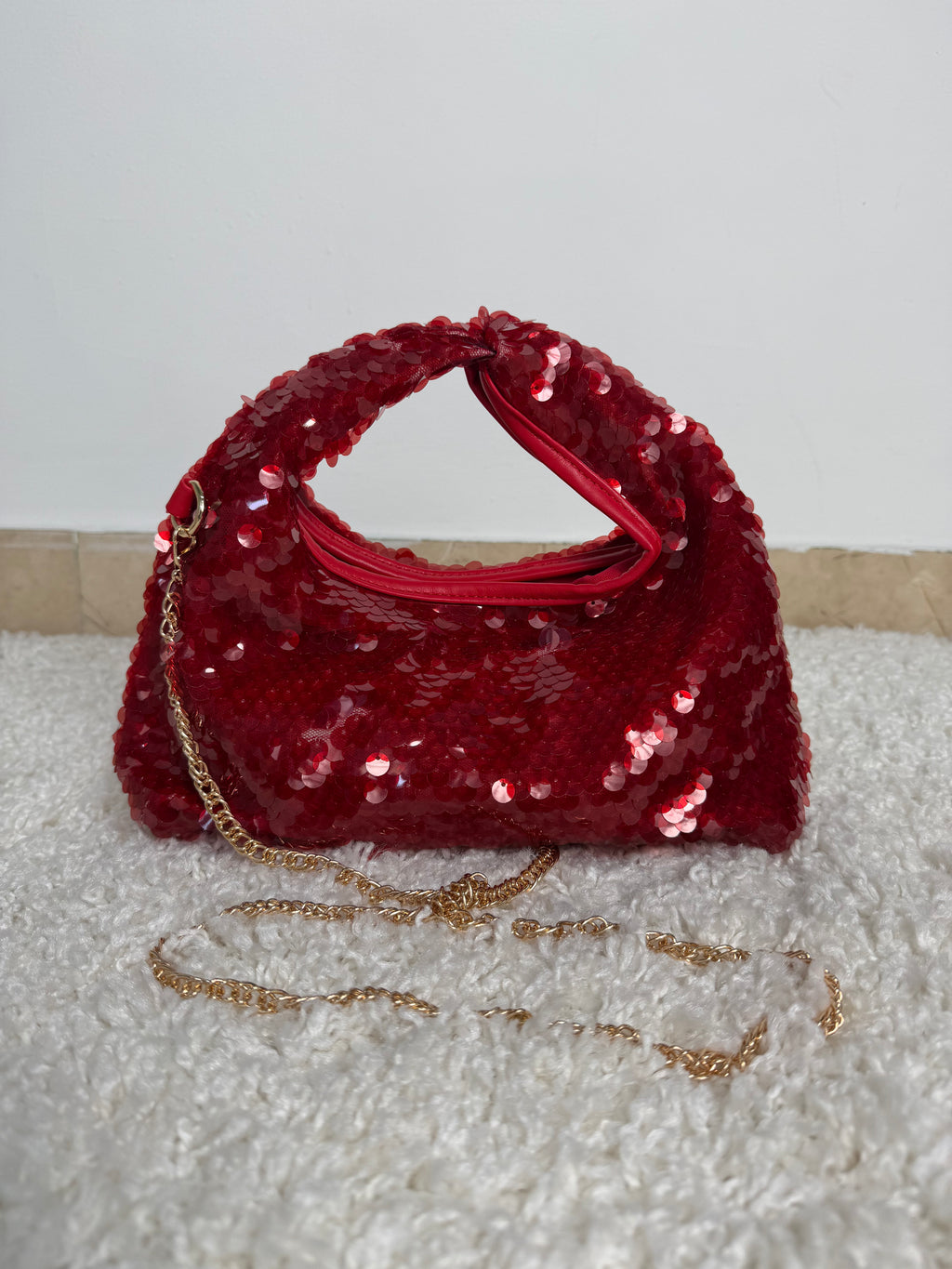 Borsa a mano  con paillettes rosse e catena dorata