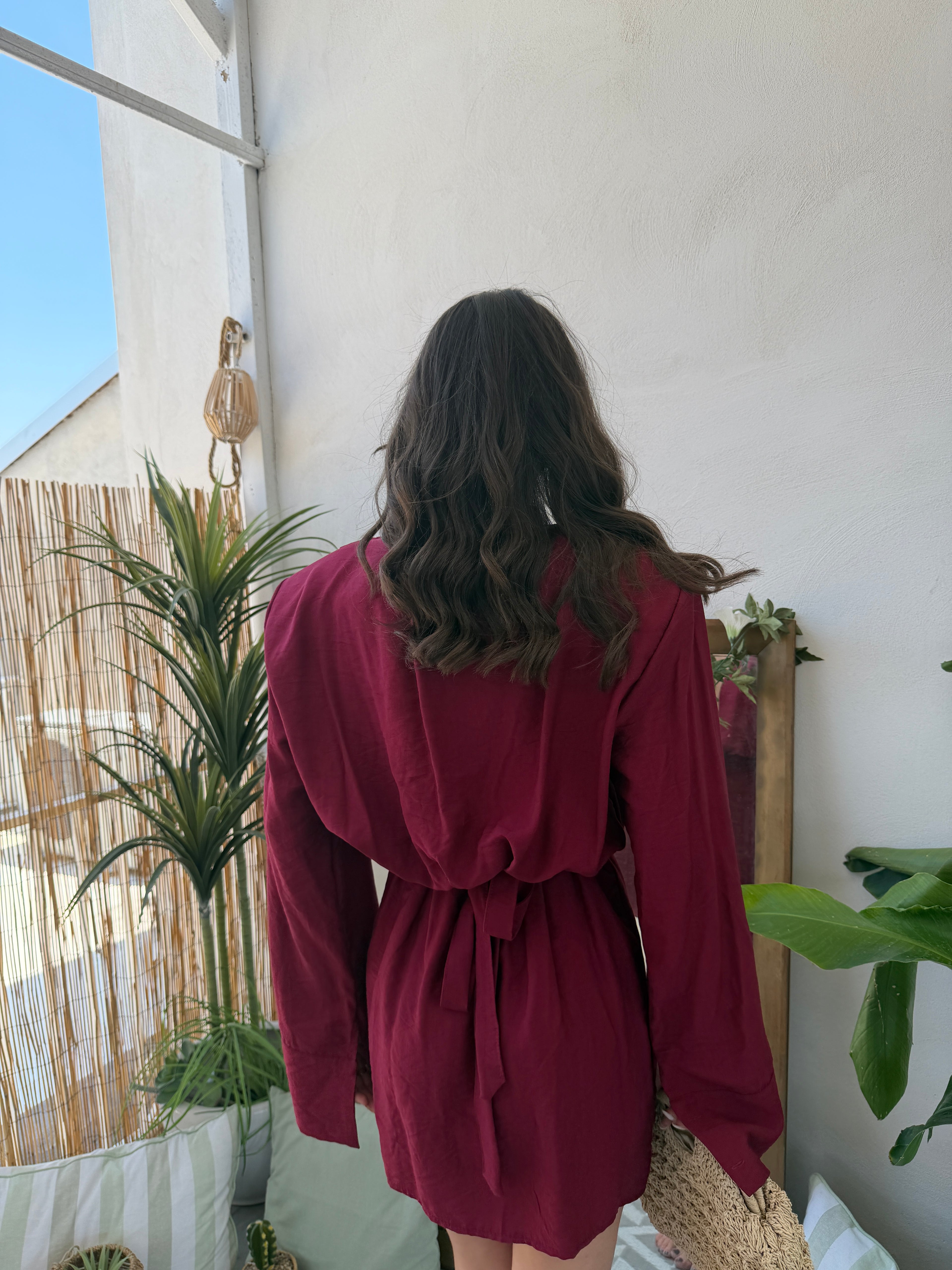 Abito corto con scollo profondo e spalle strutturate