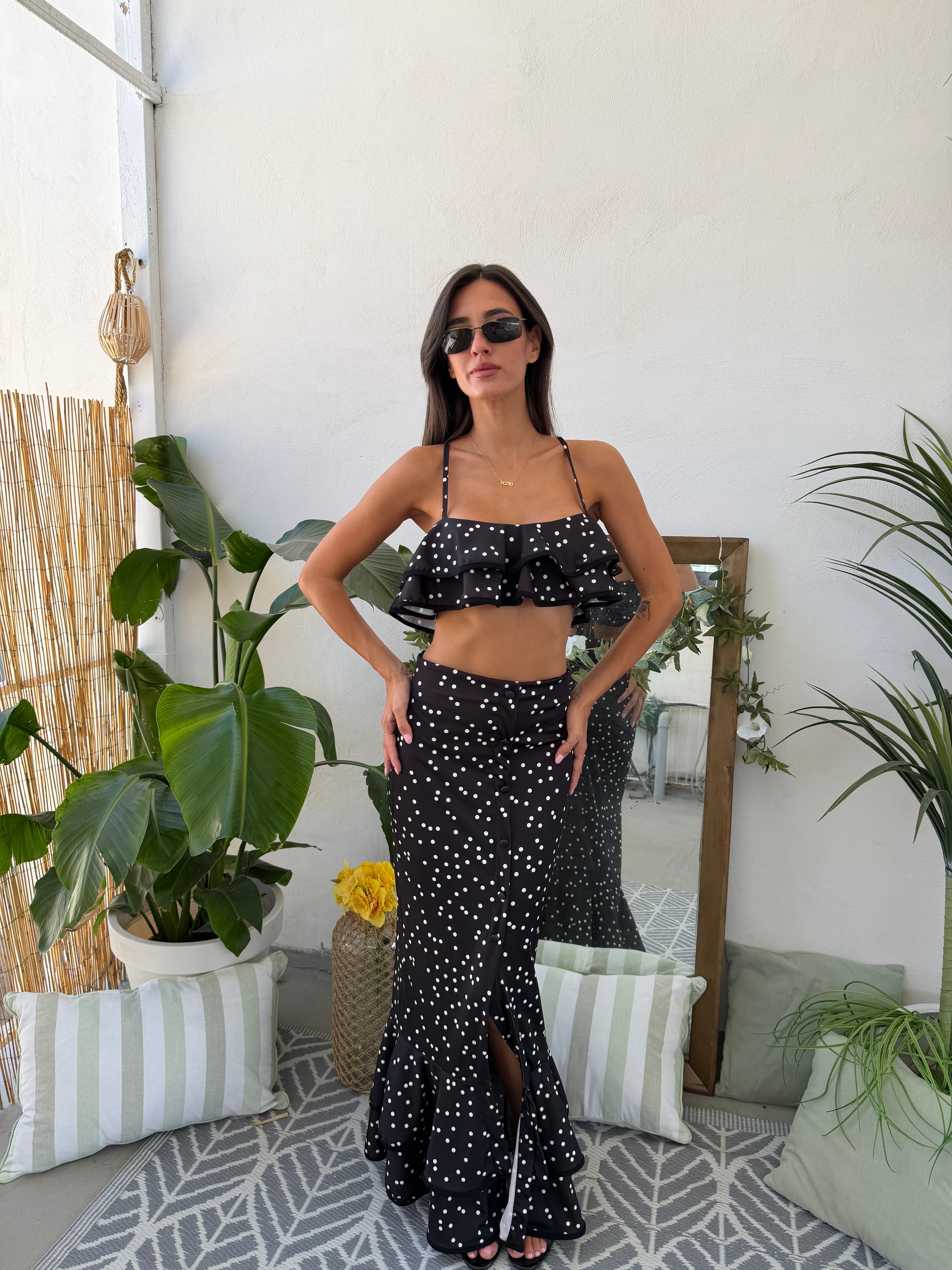 Coordinato con top a balze e gonna lunga a pois