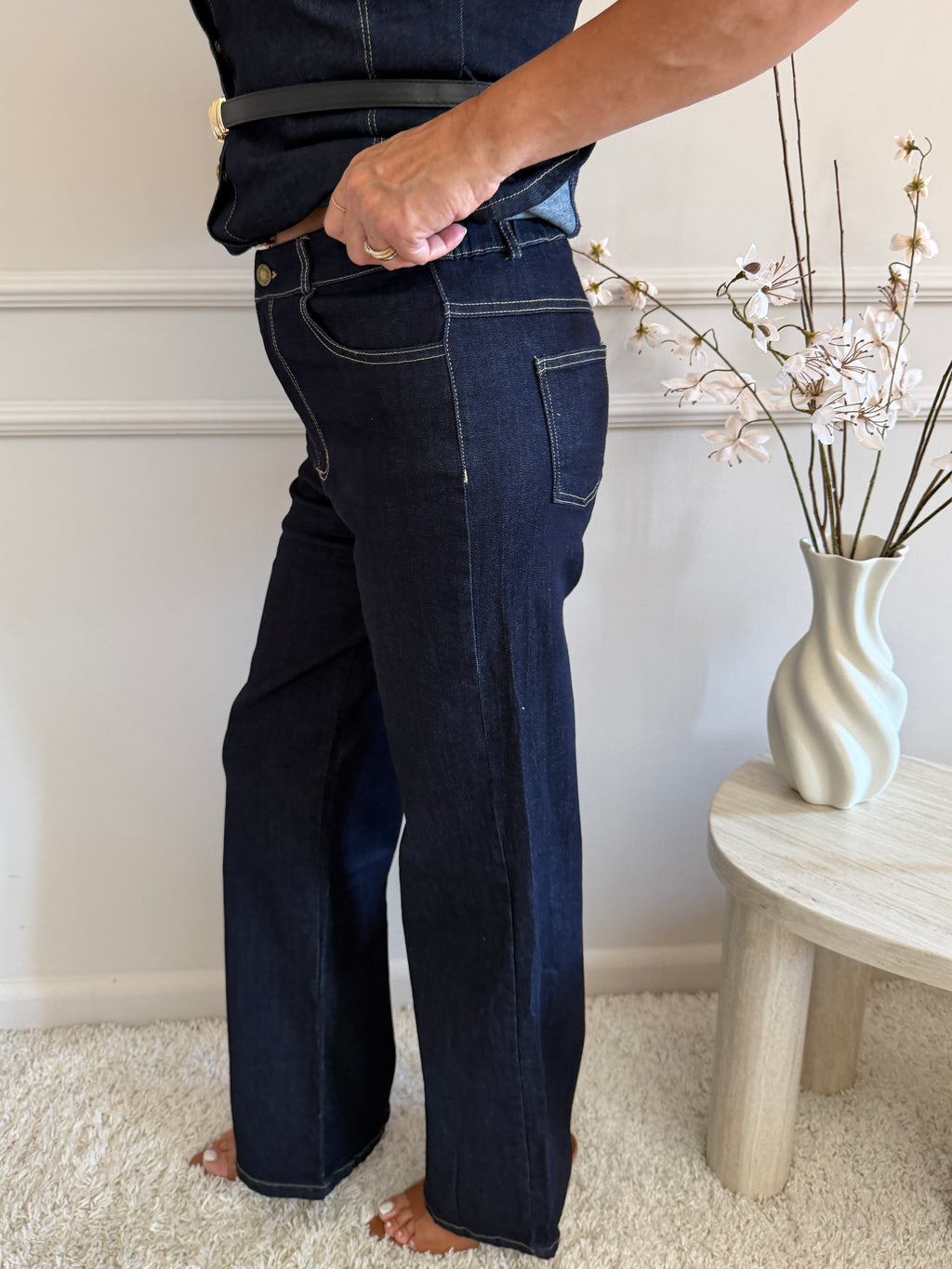Coordinato in denim con camicia smanicata e pantalone