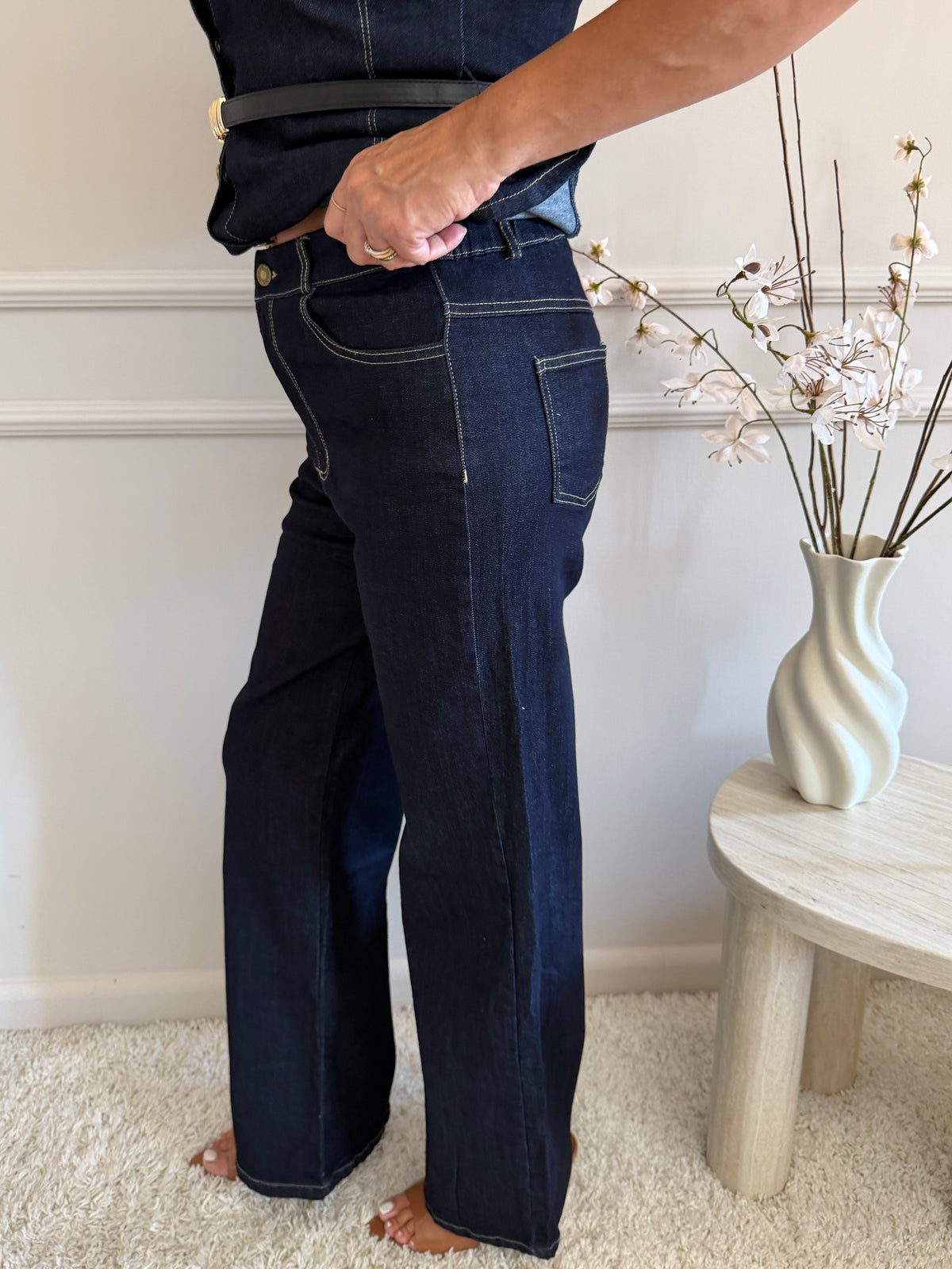 Coordinato in denim con camicia smanicata e pantalone