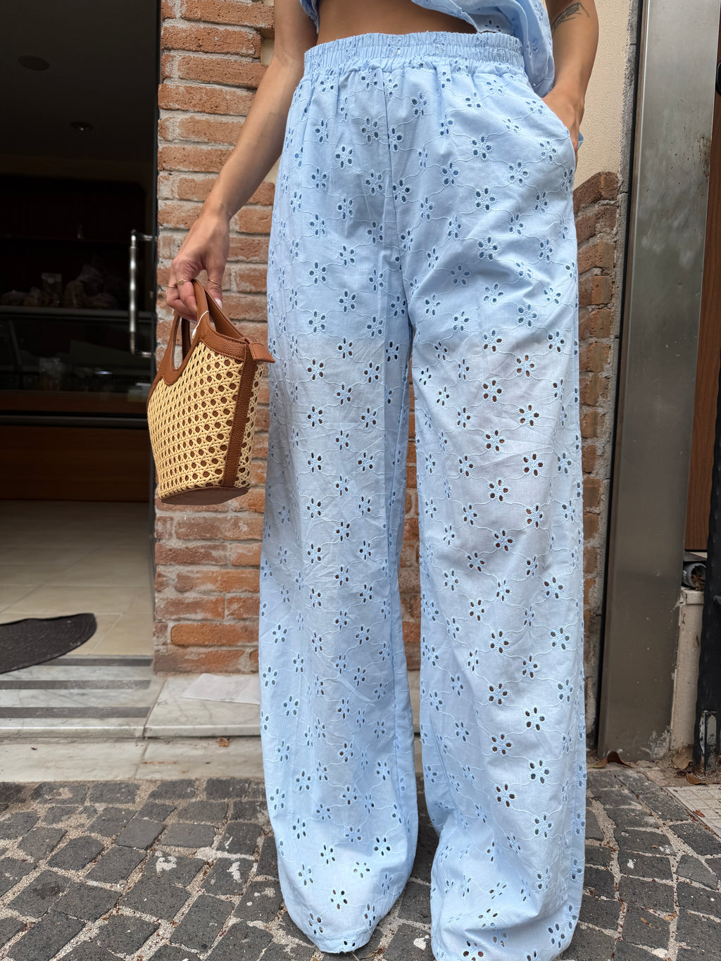 Completo sangallo con top a fascia e pantalone palazzo