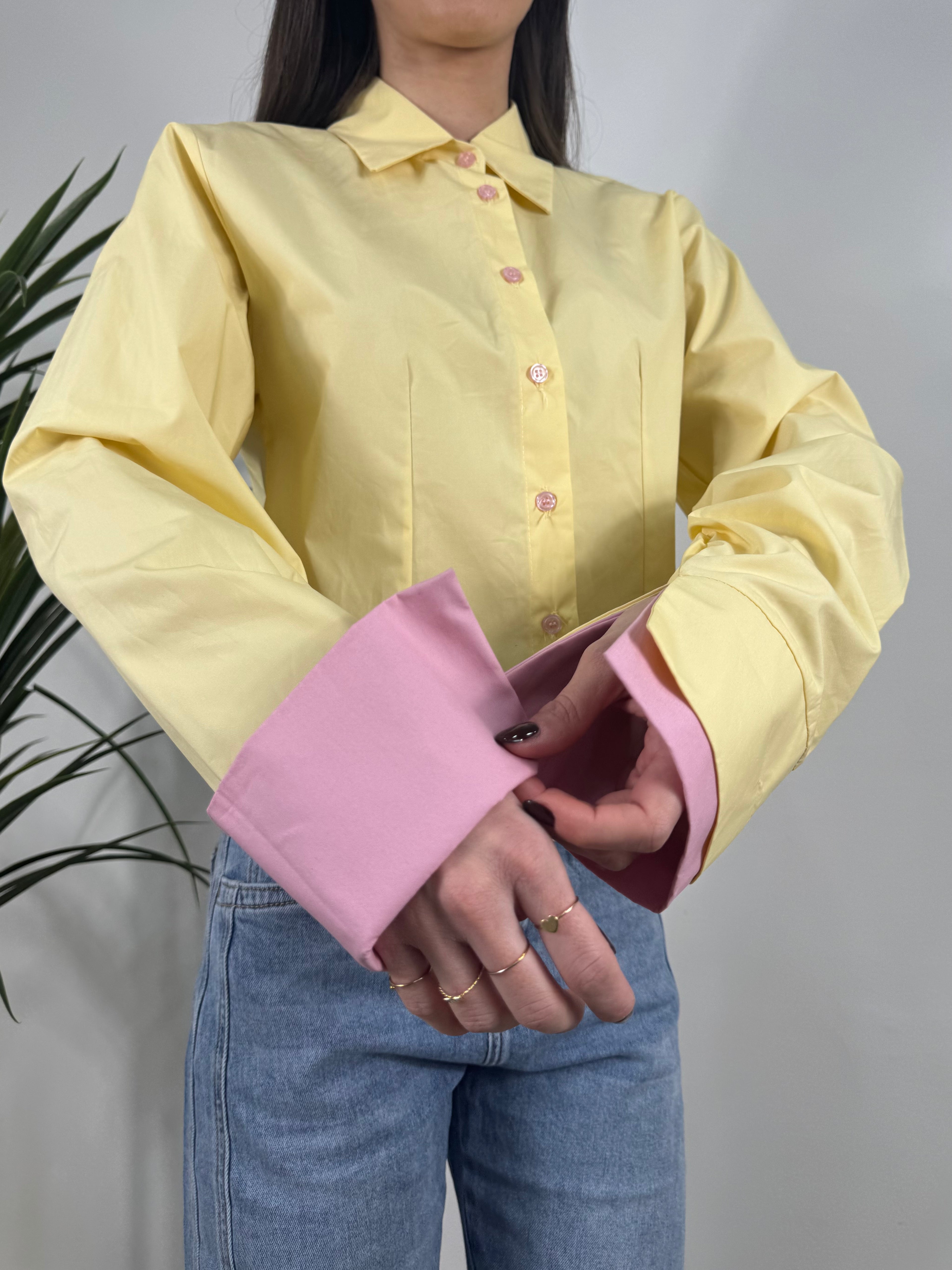 CAMICIA FIT SAGOMATO CON BOTTONI E RISVOLTO A CONTRASTO