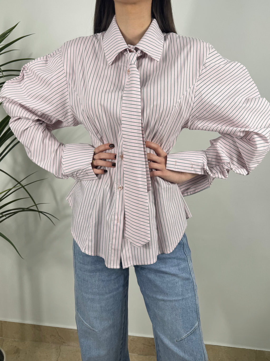 CAMICIA A RIGHE CON CRAVATTA E MANICHE VOLUME